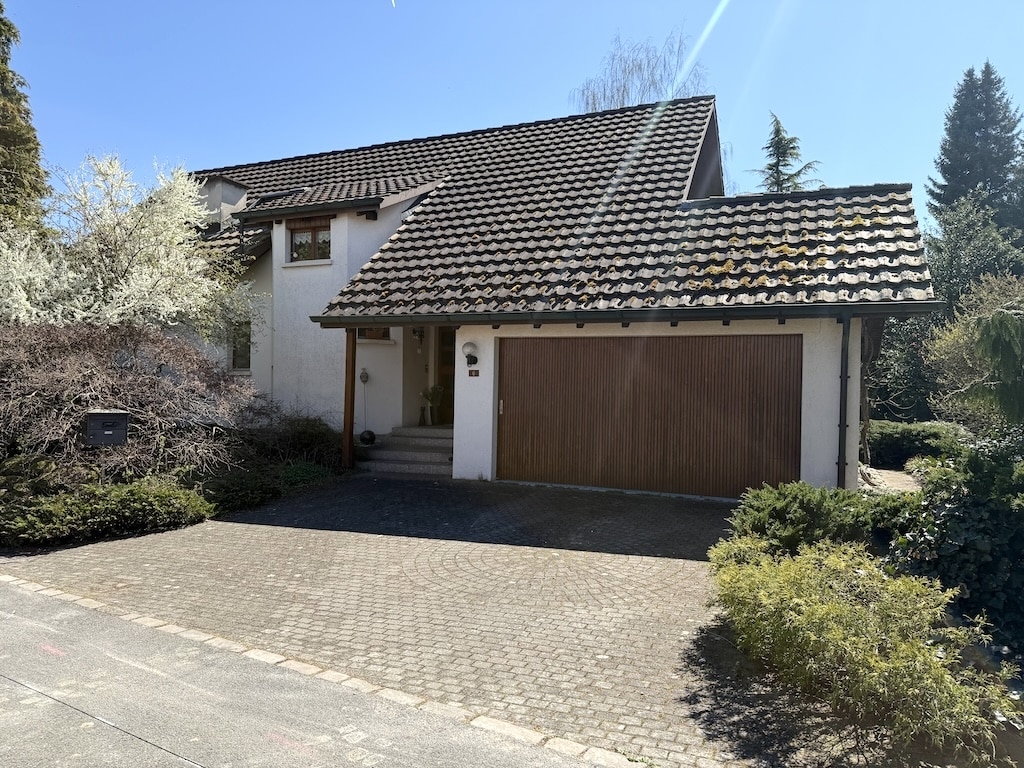 Einfamilienhaus mit Garageneinfahrt