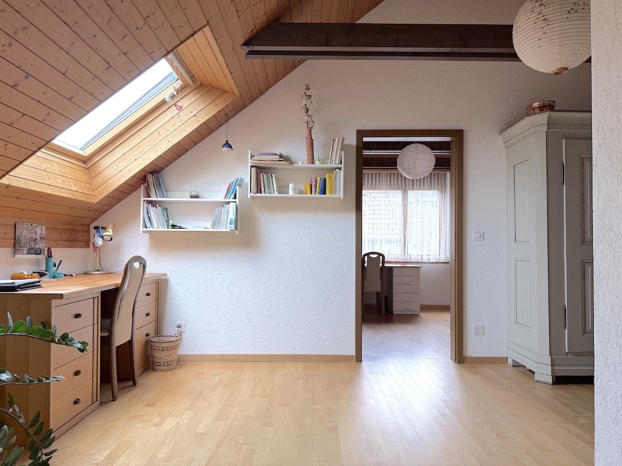 Gemütliches Dachzimmer mit Arbeitsbereich