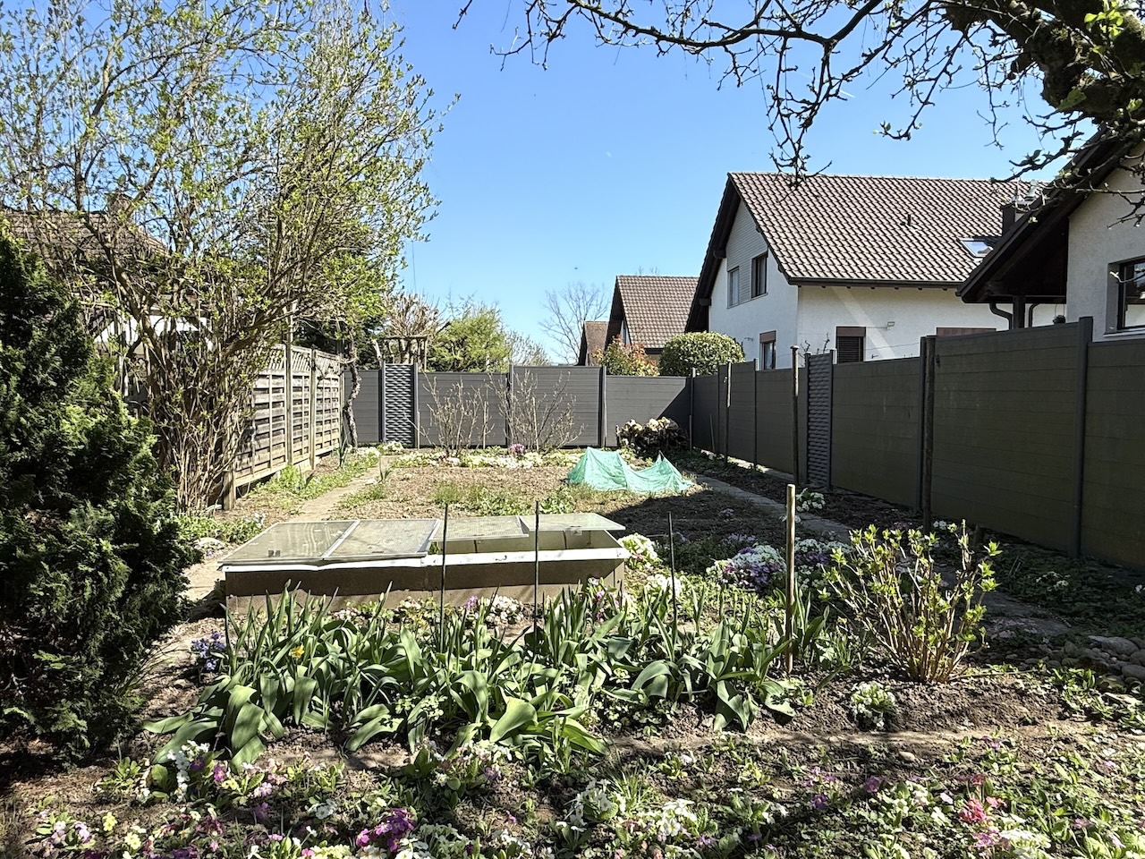 Garten mit Wohnhäusern