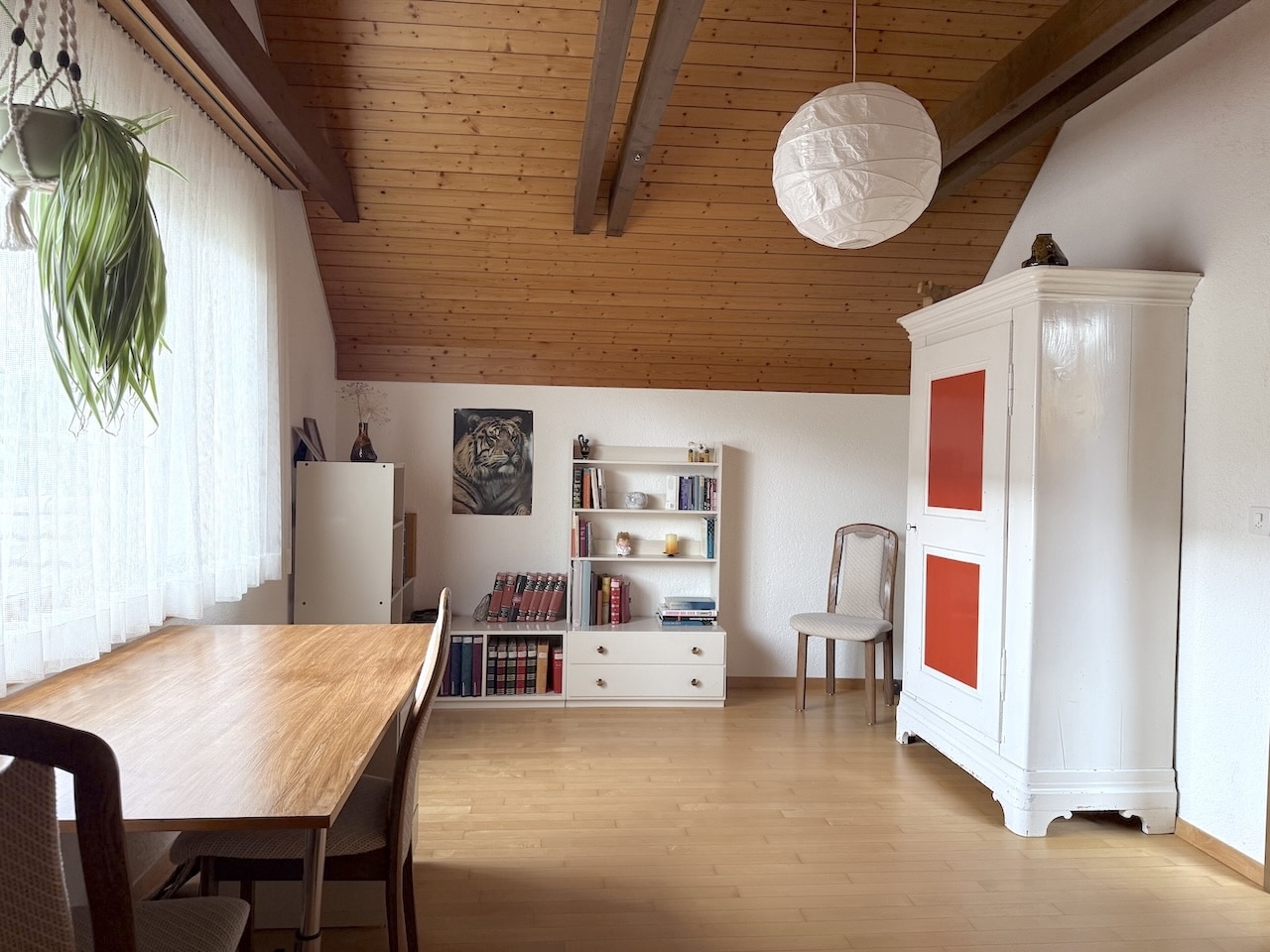 Helles Dachzimmer mit Essbereich
