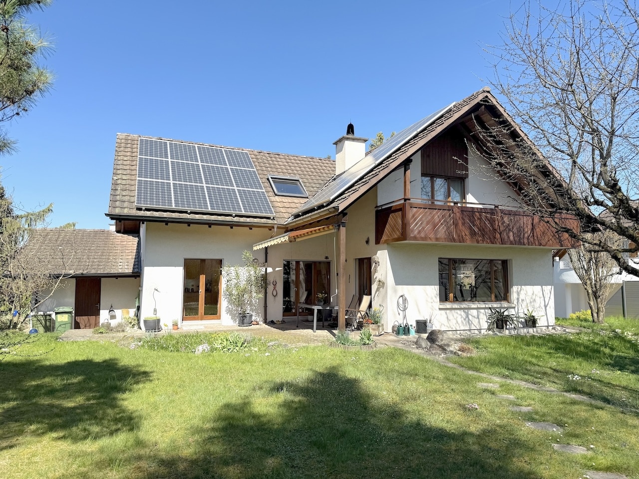 Einfamilienhaus mit Garten und Solarpaneelen
