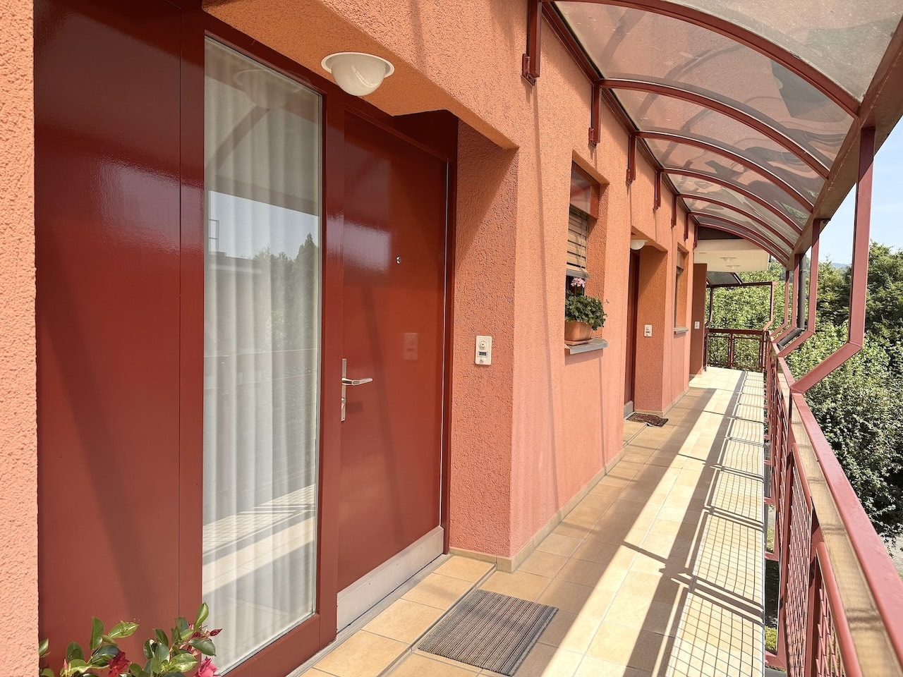 Überdachter Balkon-/Laubengangbereich mit Wohnungseingang