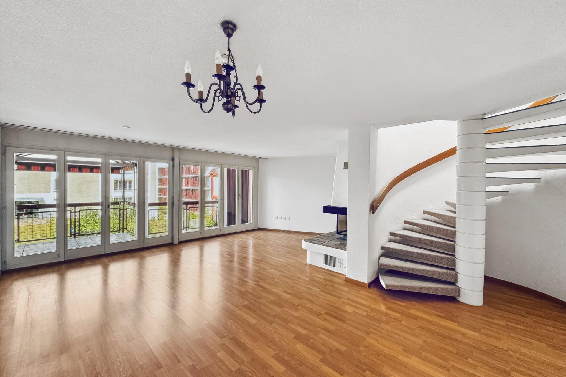 Großzügiges Wohnzimmer mit Wendeltreppe