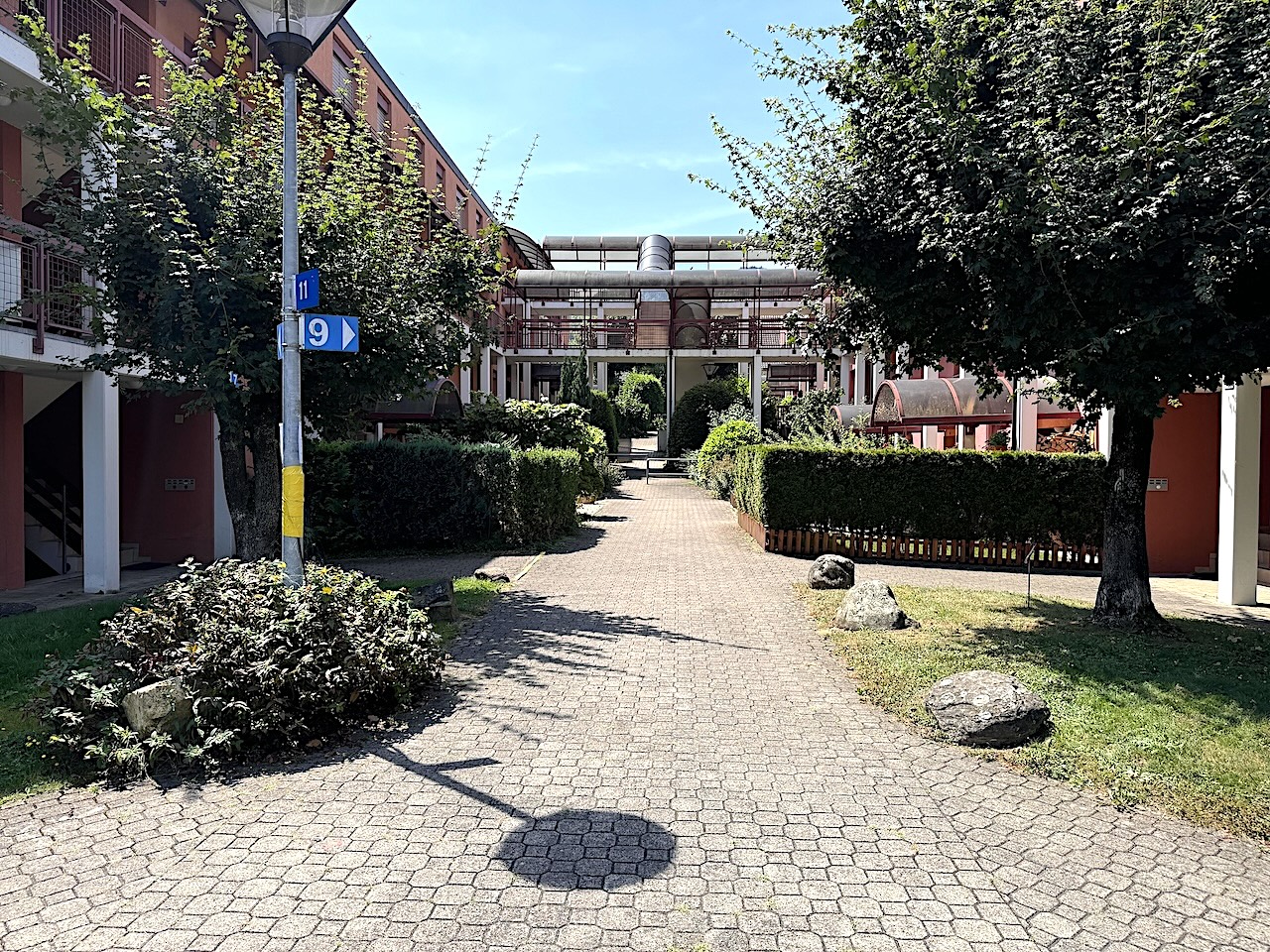 Innenhof eines Mehrfamiliengebäudes mit begrüntem Zugang