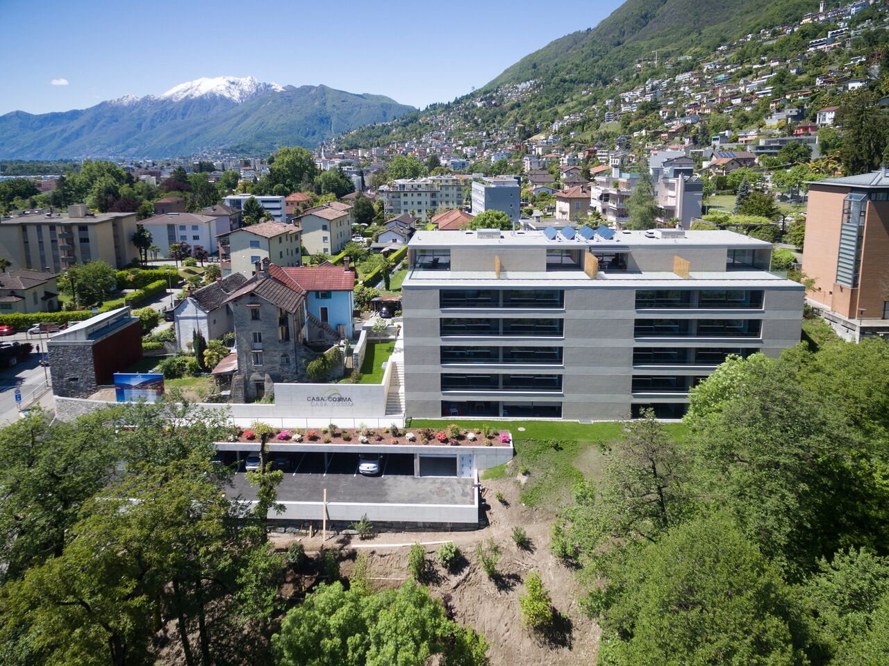 Luftaufnahme eines modernen Wohnkomplexes in bergiger Umgebung