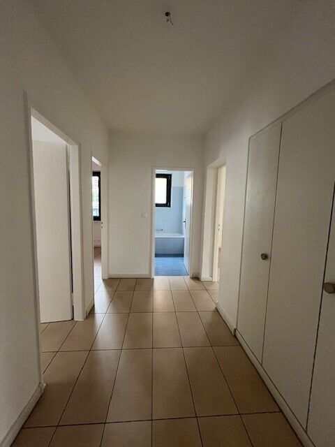 Flur mit Blick ins Bad
