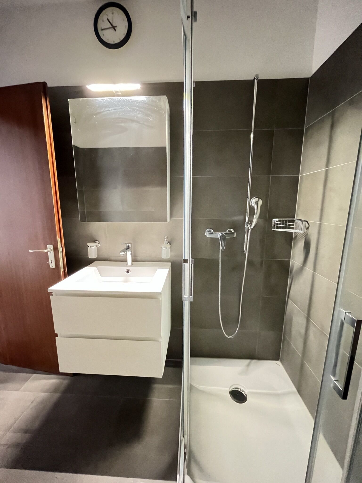 Modernes Badezimmer mit Dusche und Waschtisch