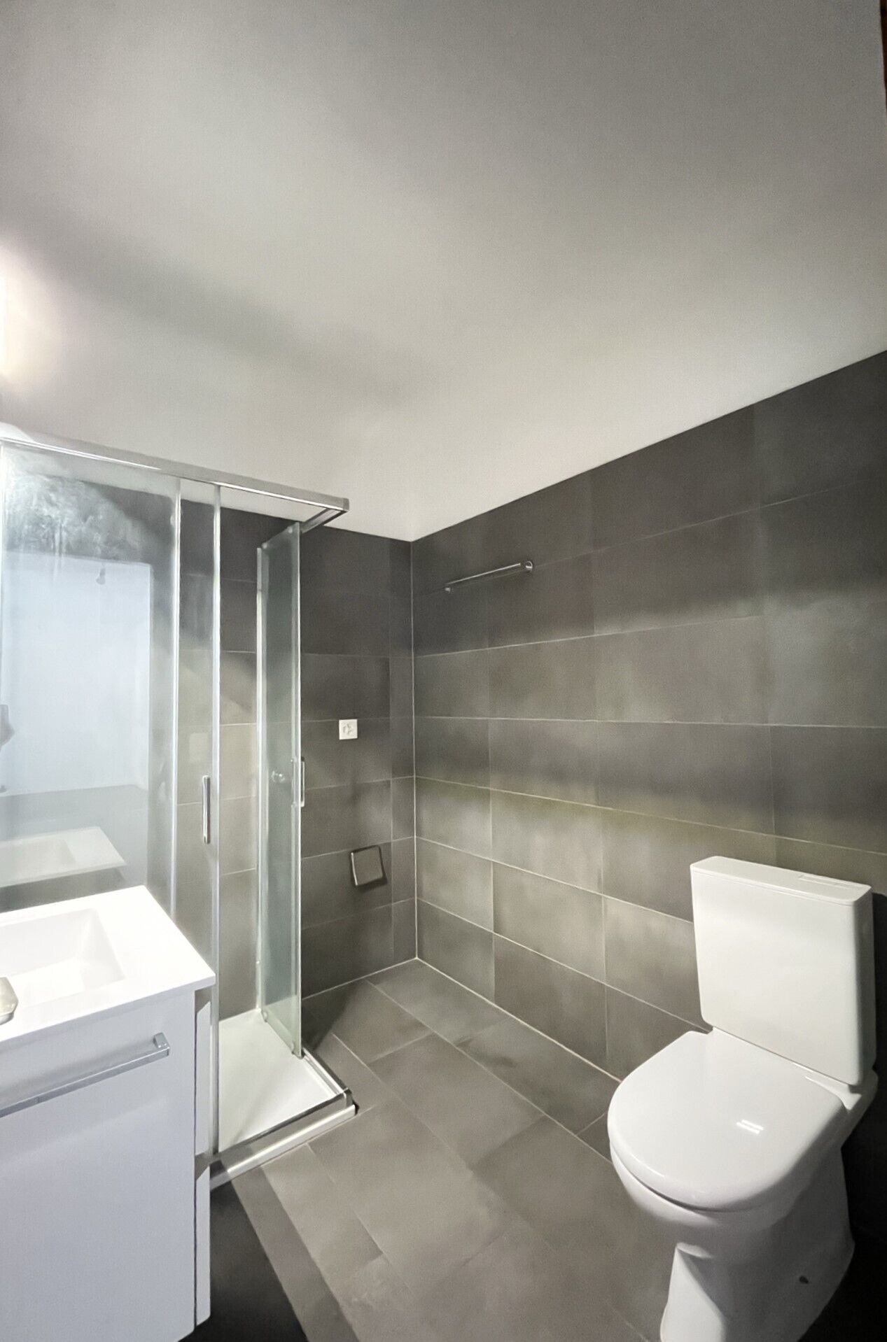 Modernes Bad mit Dusche und WC