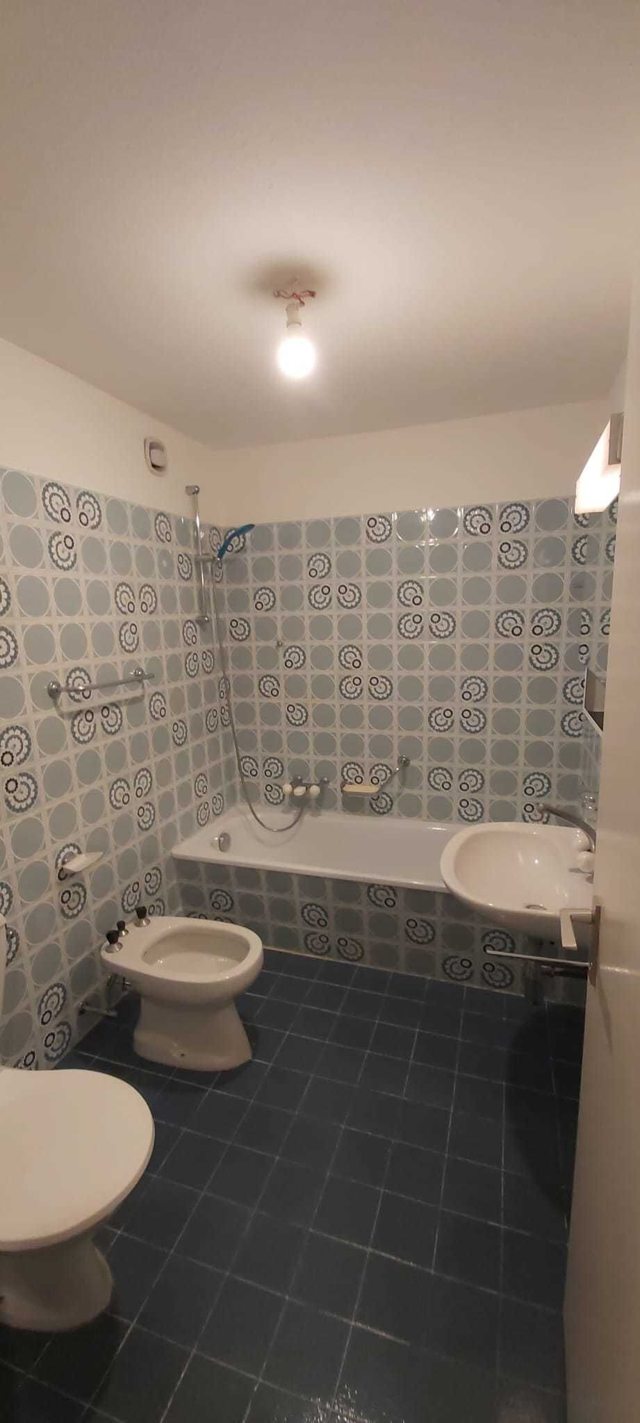 Badezimmer mit Badewanne und WC