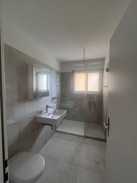 Modernes Badezimmer mit Walk-in-Dusche