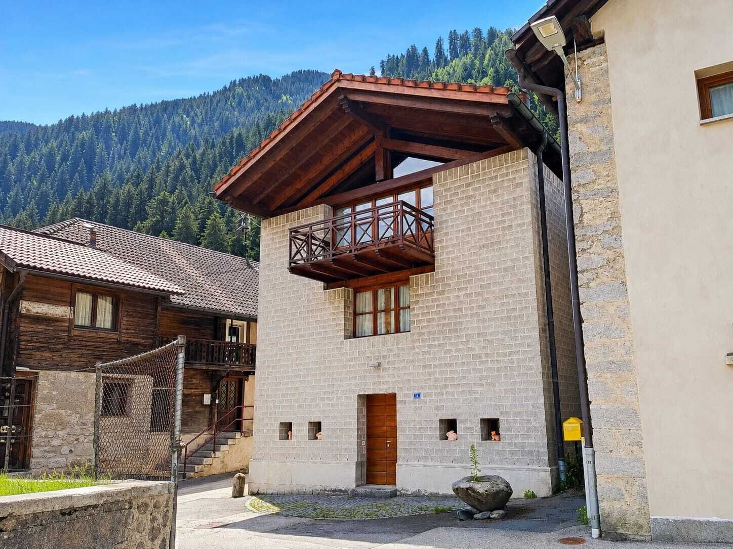 Alpines Wohnhaus mit Holzgiebel