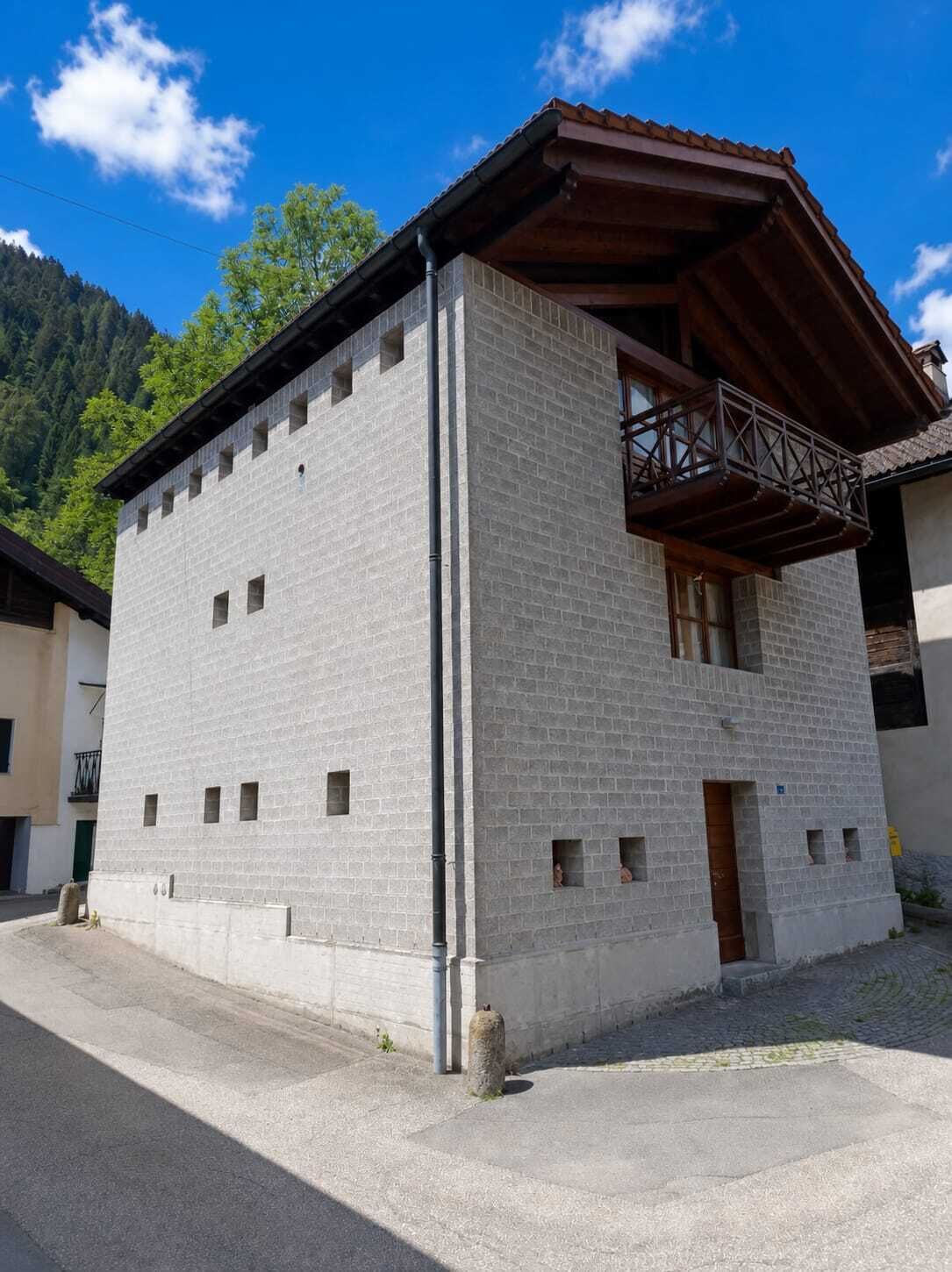 Außenansicht eines alpinen Hauses