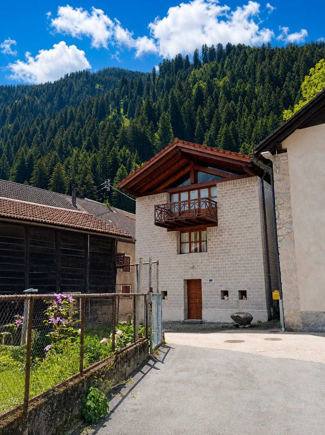 Alpines Wohnhaus mit Bergkulisse