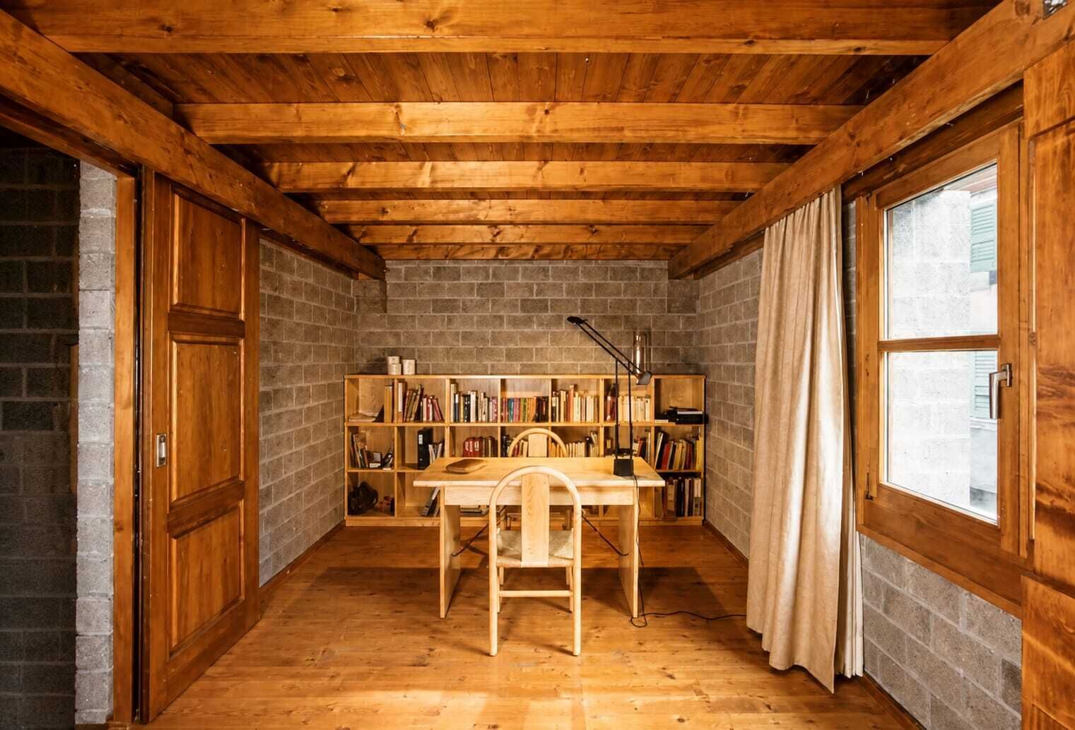 Rustikaler Arbeitsraum mit Holzdeckenbalken