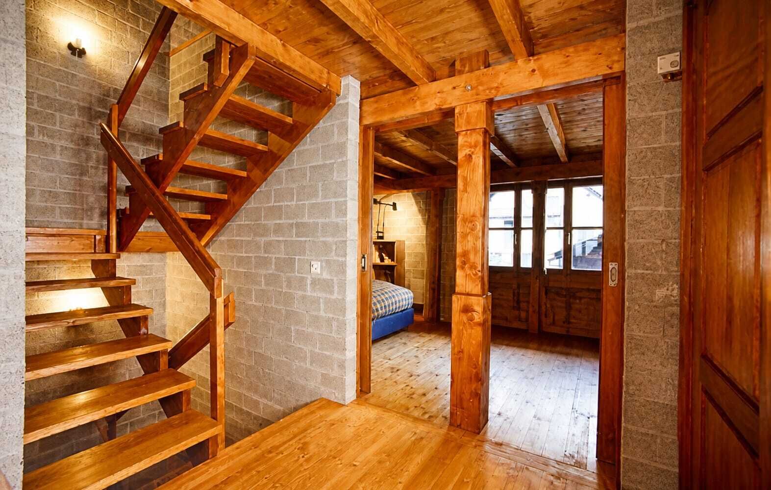 Rustikale Innenansicht mit Holztreppe und Sichtbalken