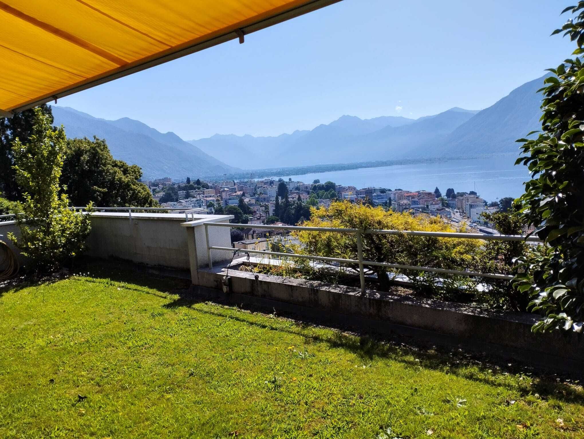 Terrasse mit Panoramablick auf See und Berge