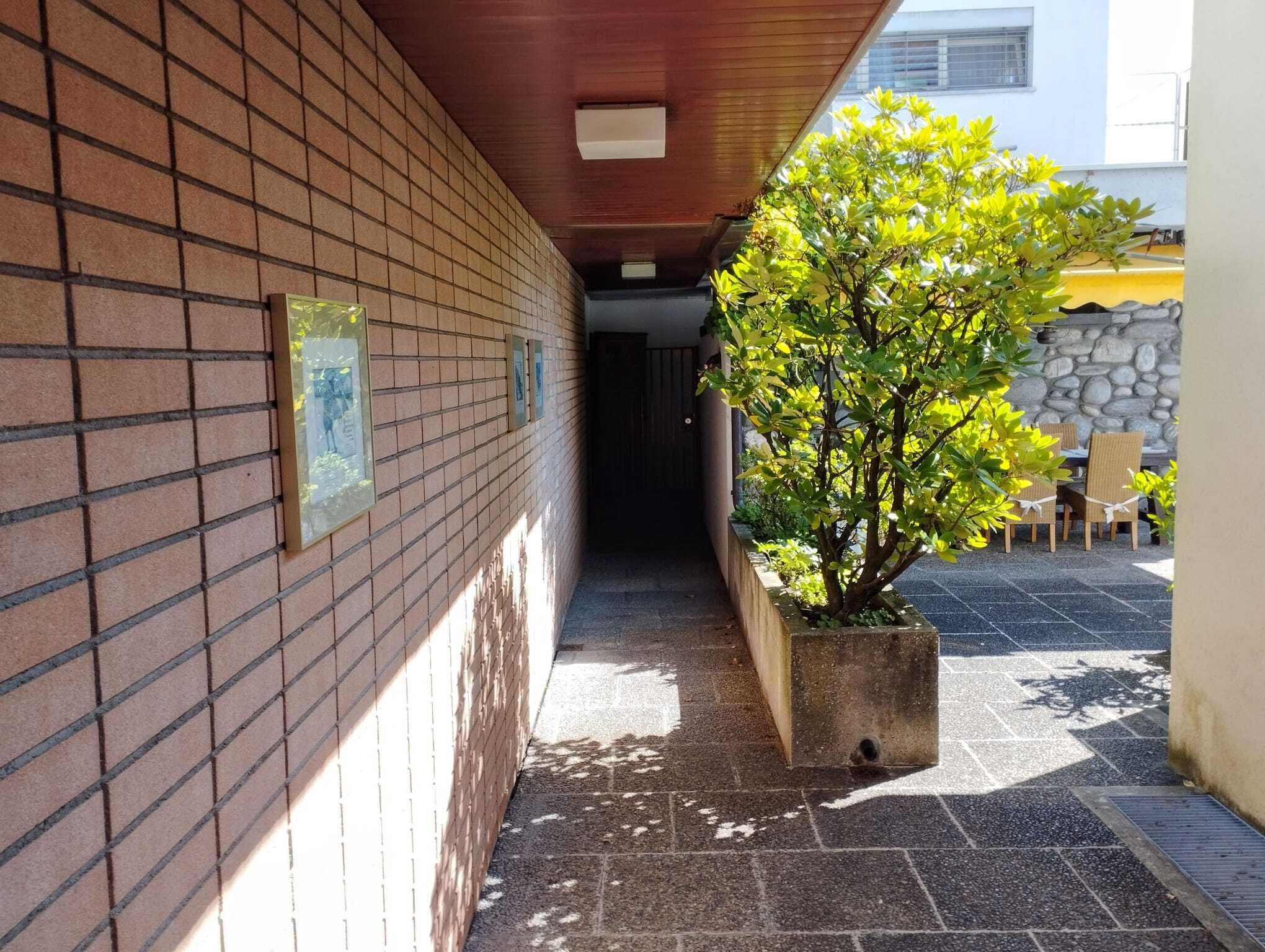 Überdachter Außenkorridor mit Innenhof