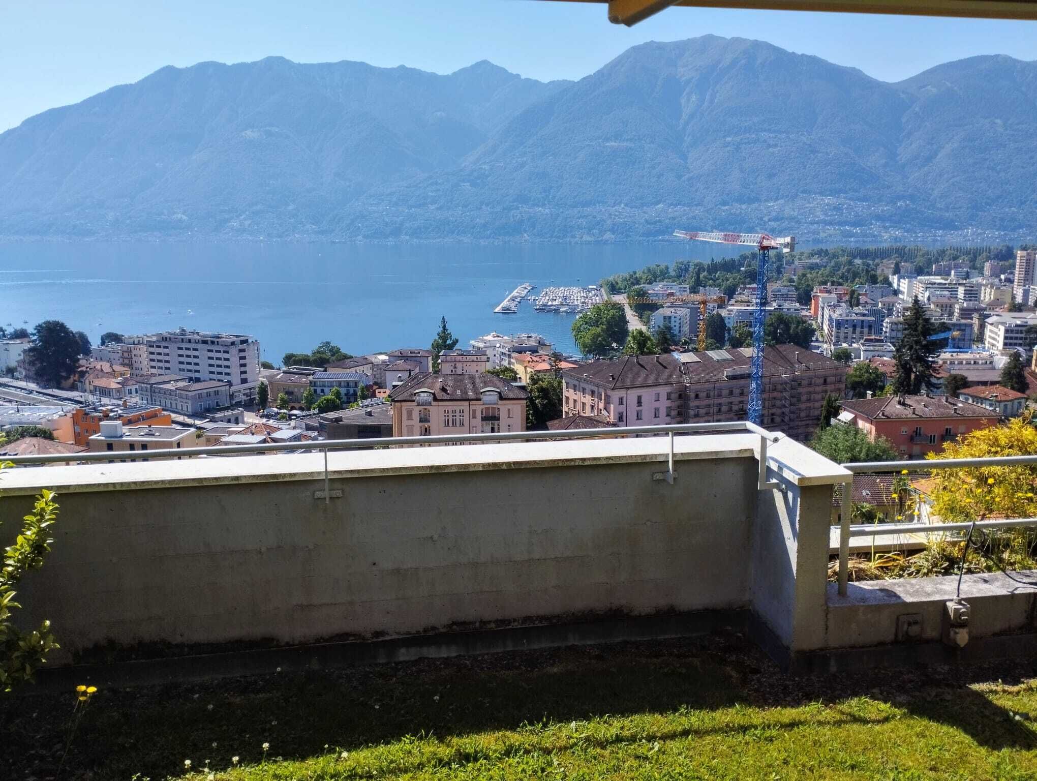 Balkon mit Seeblick und Bergpanorama