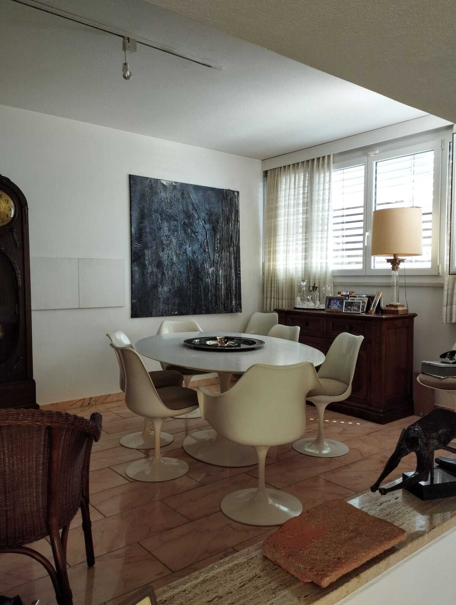 Esszimmer mit runder Tischgruppe und Kunst
