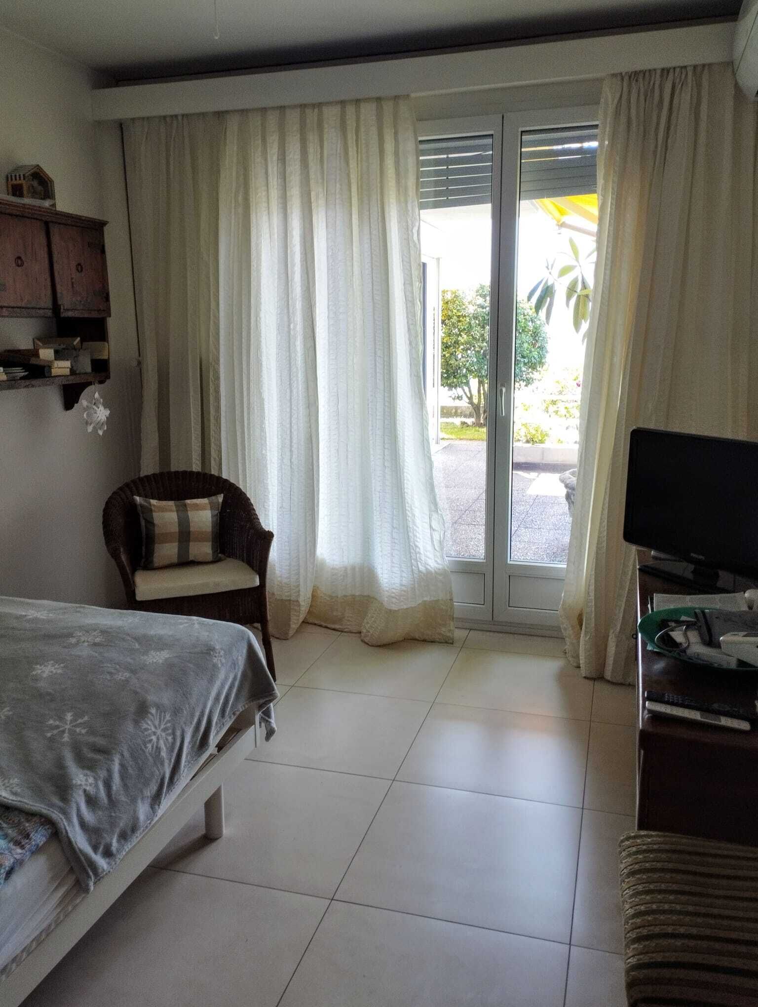 Helles Schlafzimmer mit Terrassentür