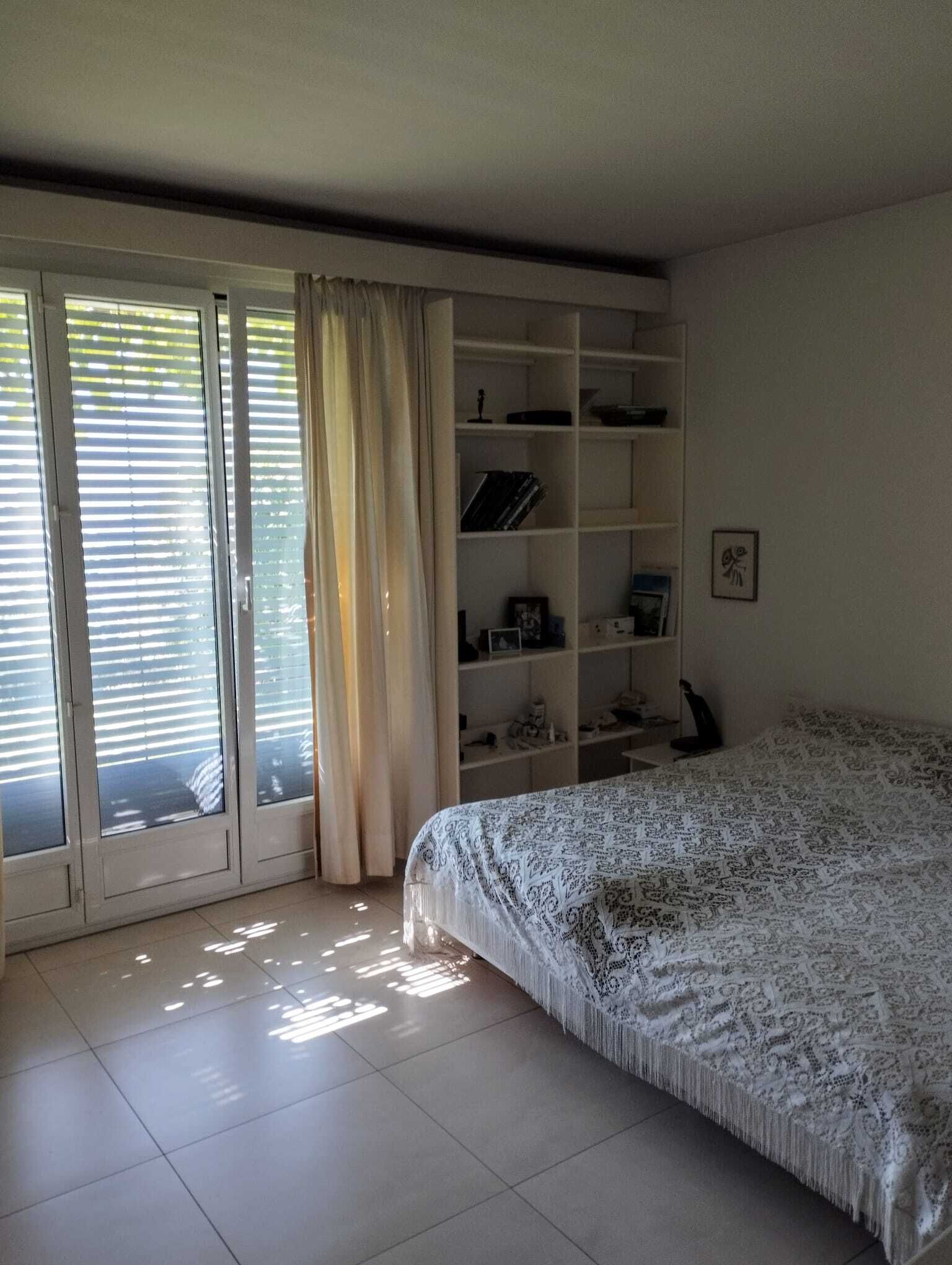 Schlafzimmer mit Tageslicht und Fensterfront