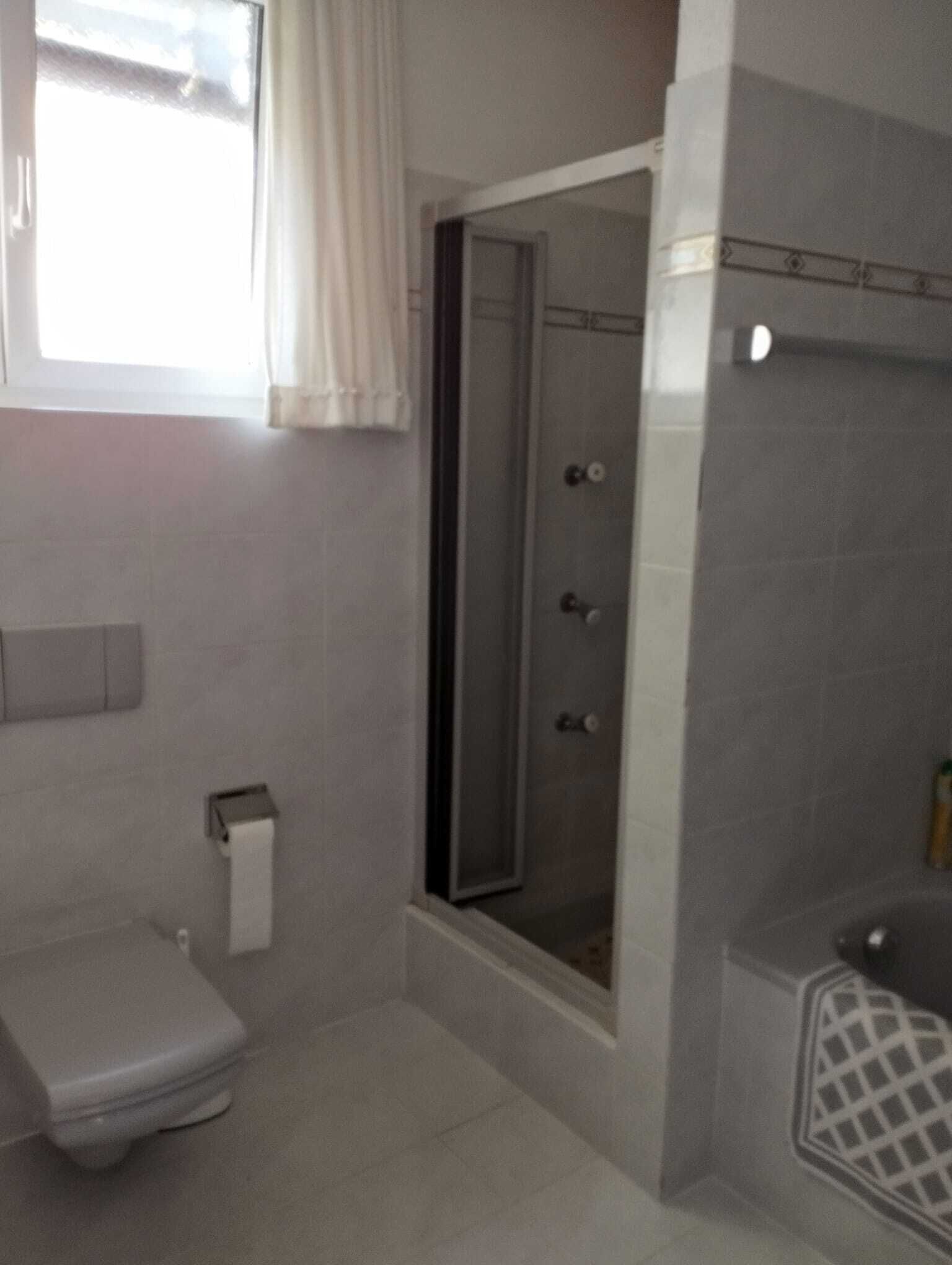Modernes Badezimmer mit Dusche und WC
