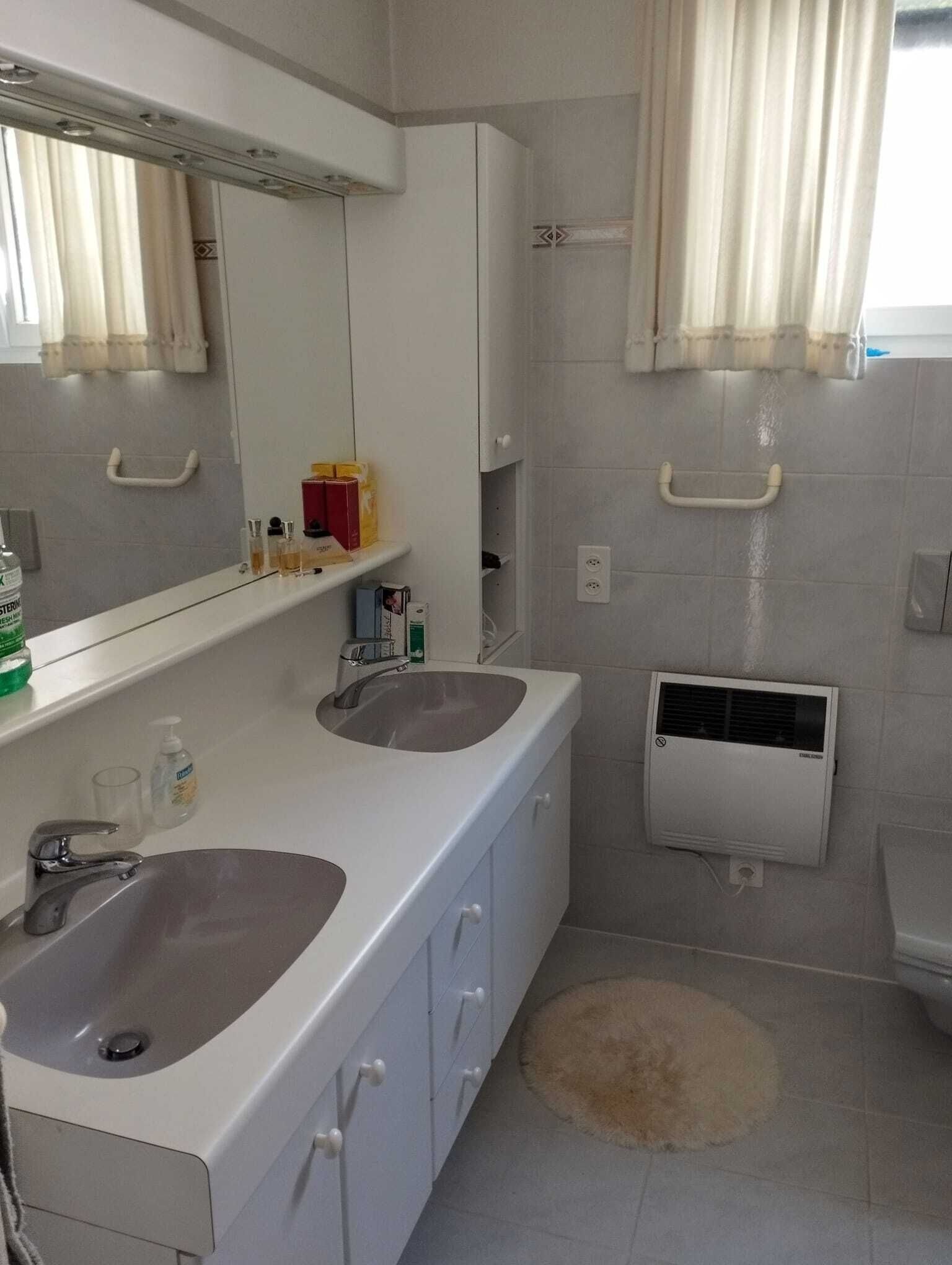 Helles Badezimmer mit Doppelwaschtisch