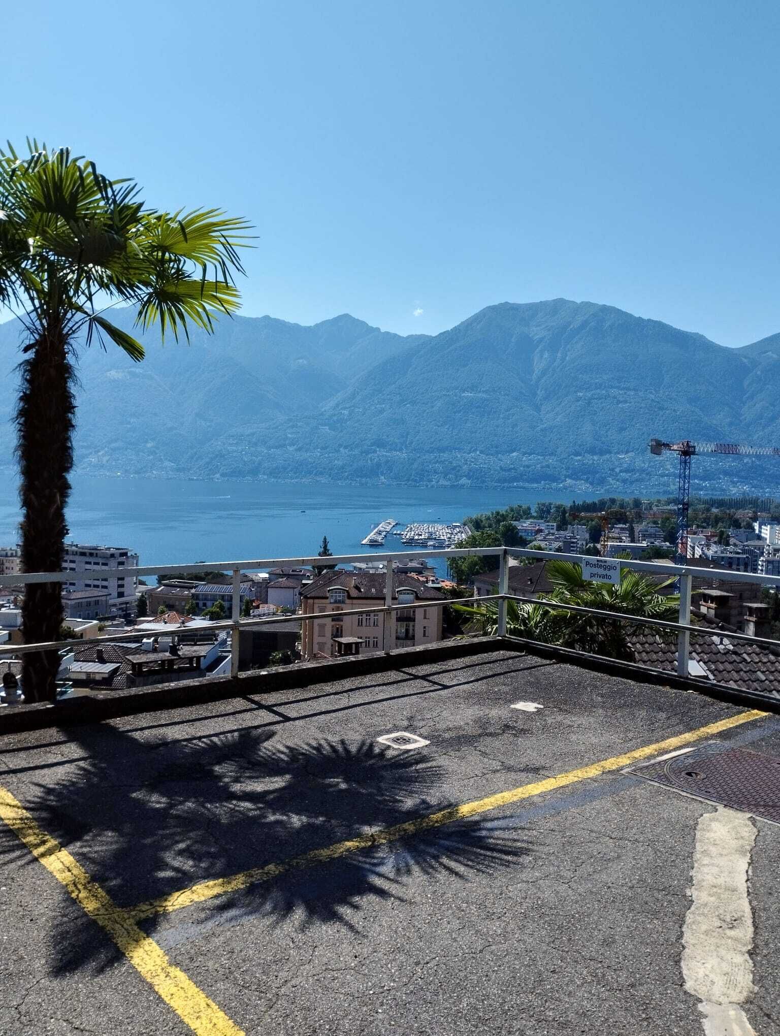 Seeblick mit Bergkulisse von einer Dachterrasse