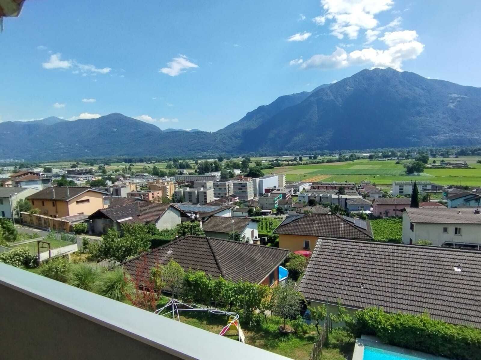 Balkonblick auf Stadt, Felder und Berge