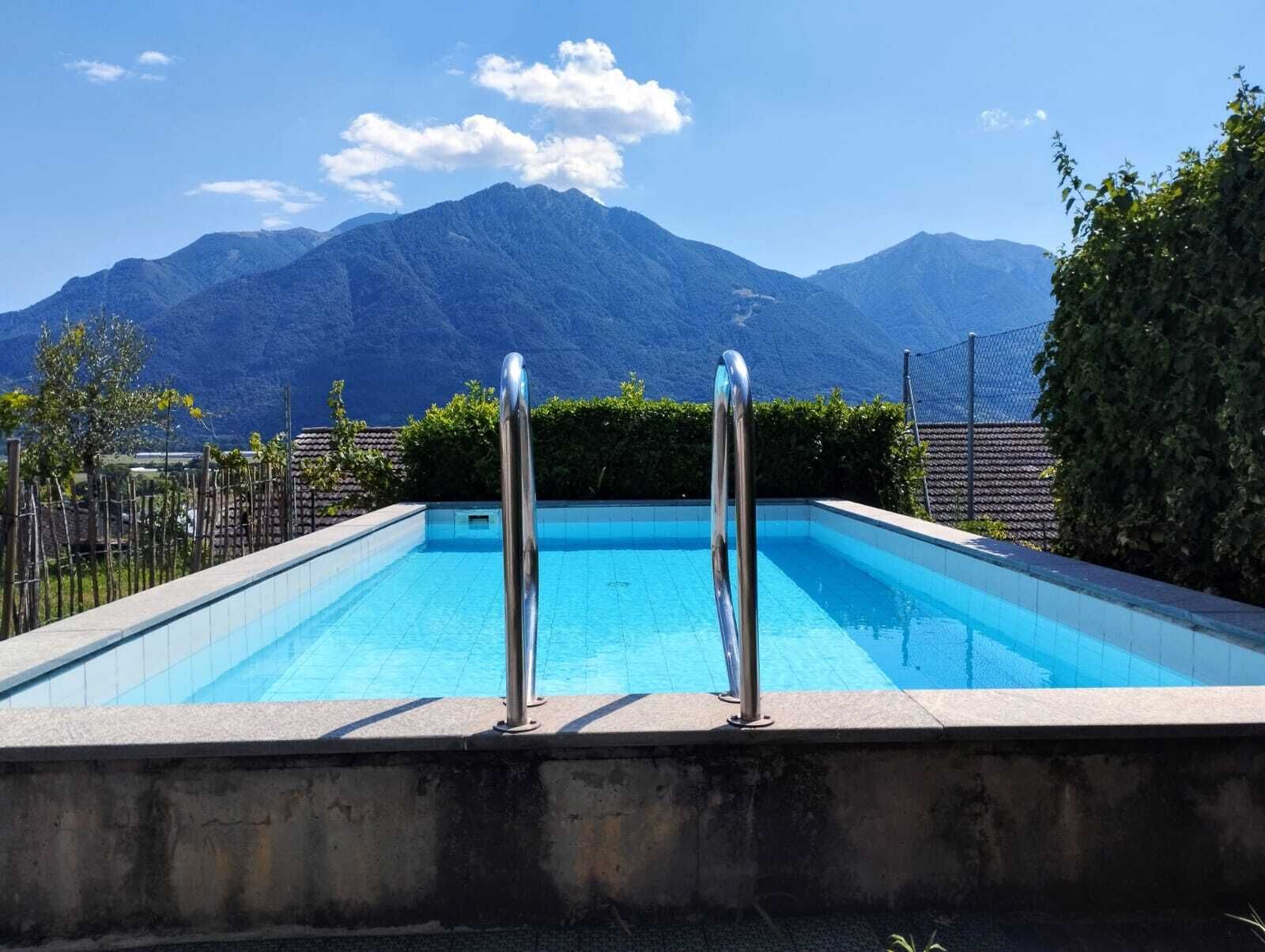 Pool mit Bergblick