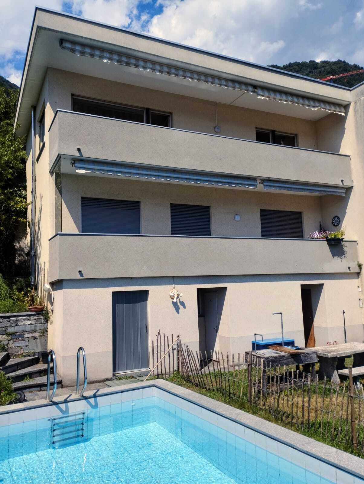 Außenansicht eines Mehrfamilienhauses mit Pool