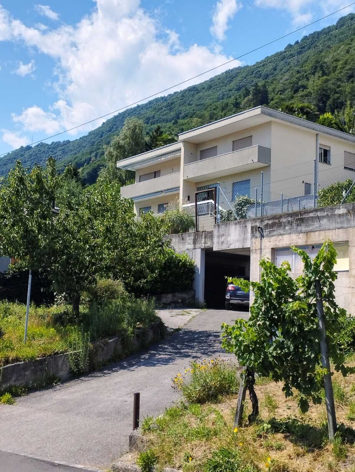 Wohnhaus in Hanglage mit Garagenzufahrt