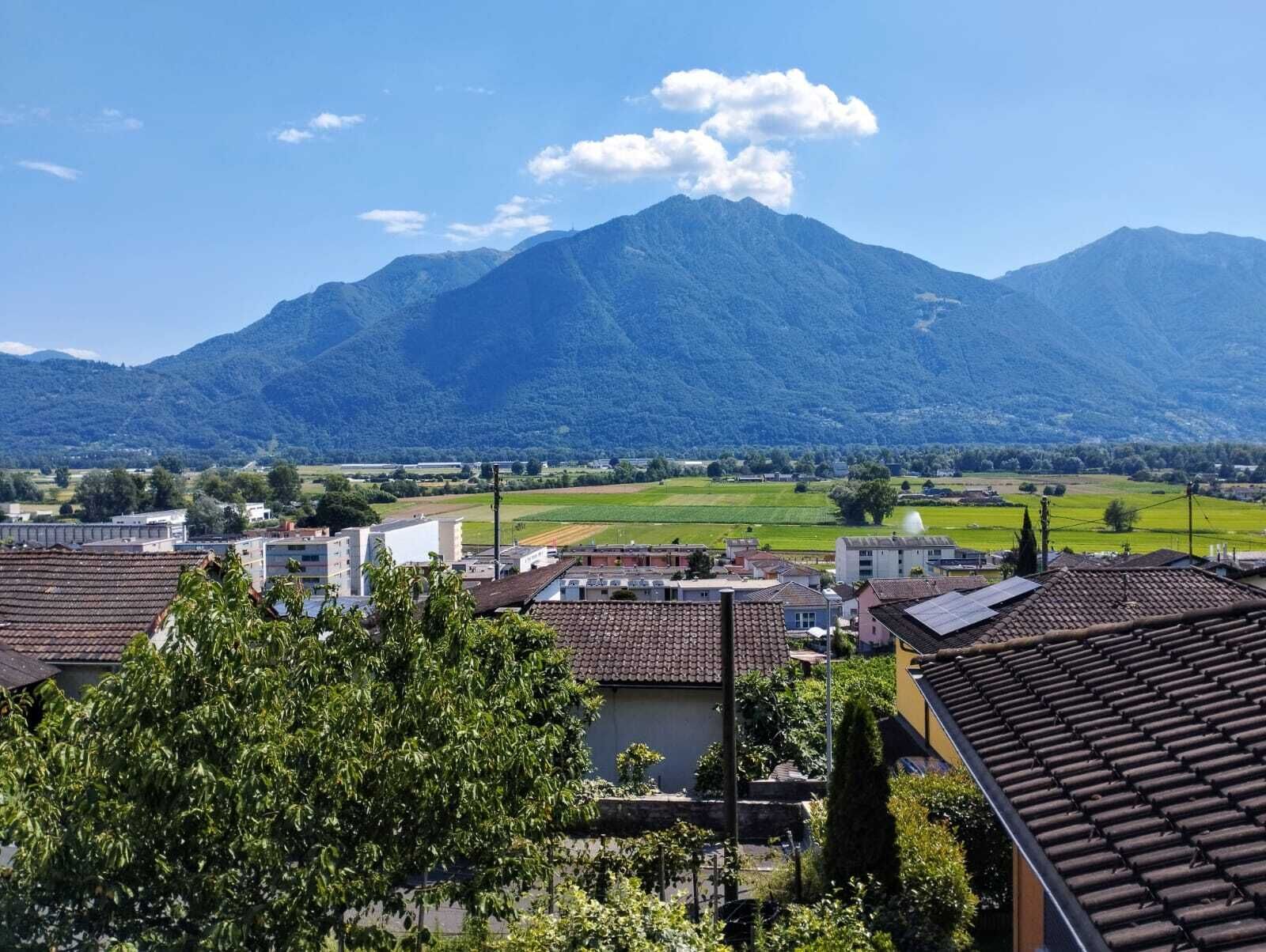 Berg- und Talblick über Wohngebiet