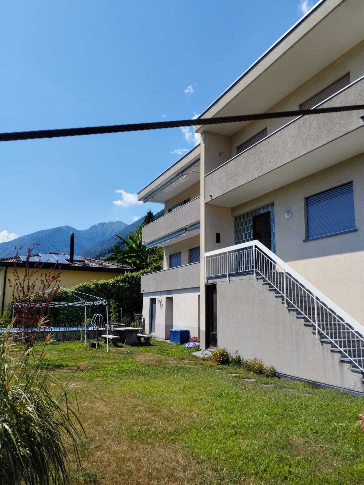 Mehrfamilienhaus mit Garten und Bergblick