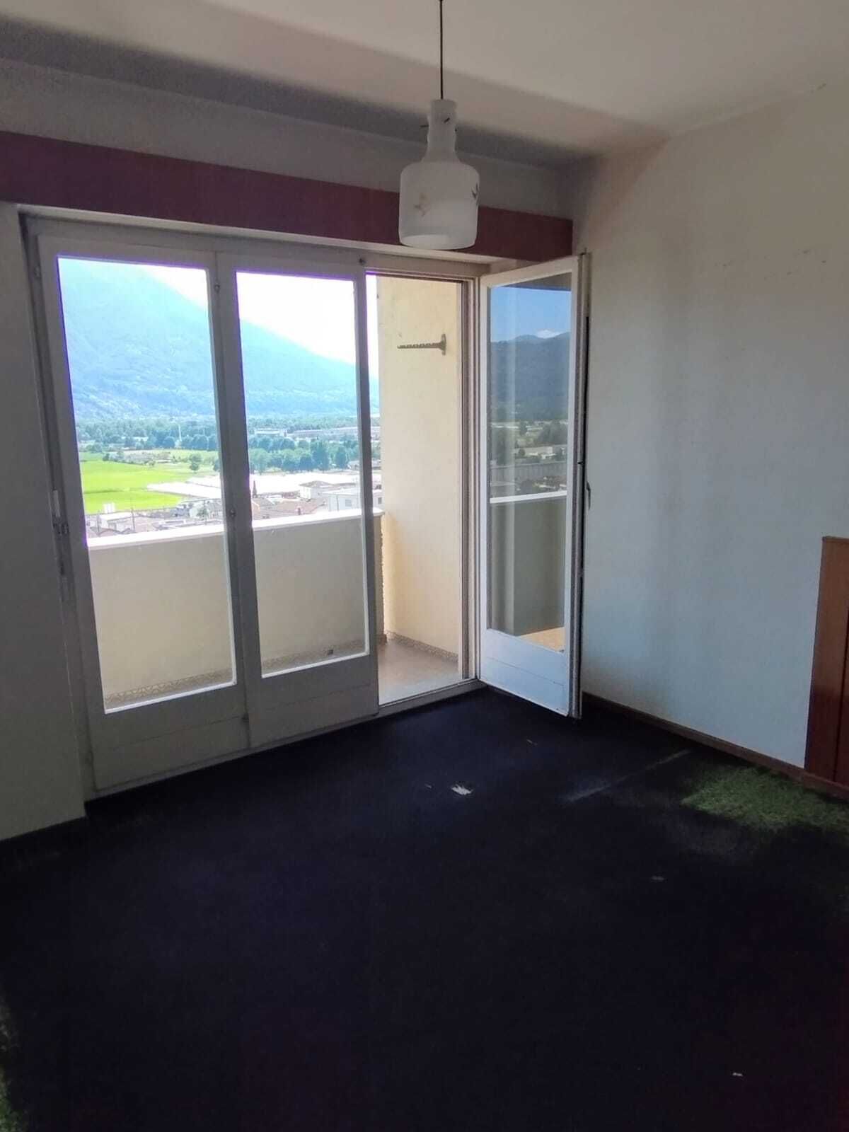 Wohnraum mit Balkonblick
