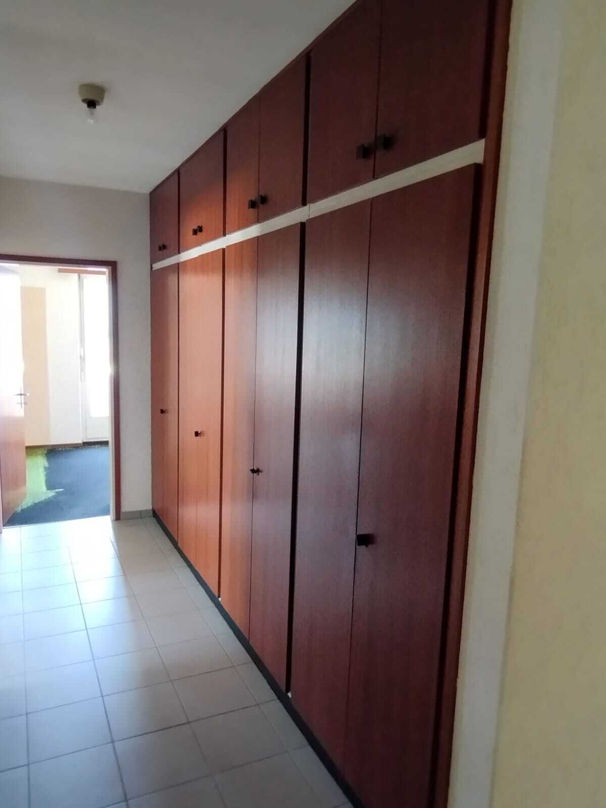 Flur mit großem Einbauschrank