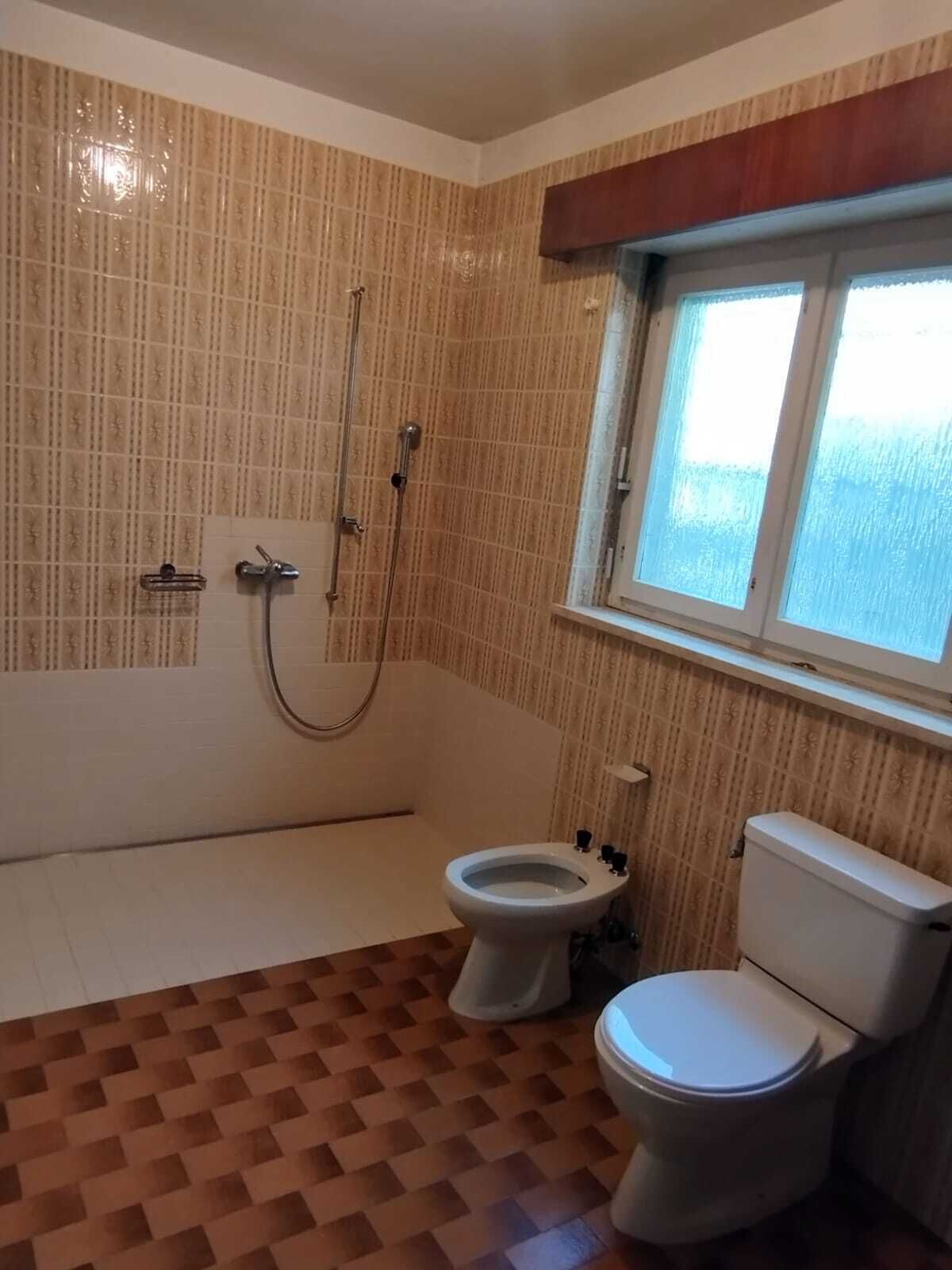 Badezimmer mit Dusche, Bidet und WC