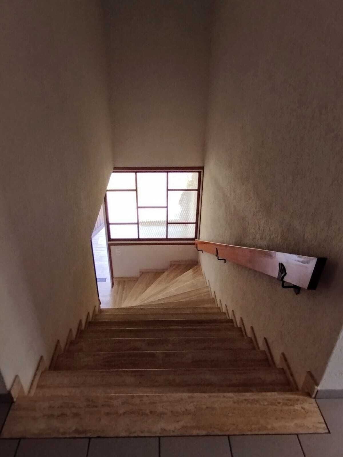 Treppenhaus mit Holzstufen