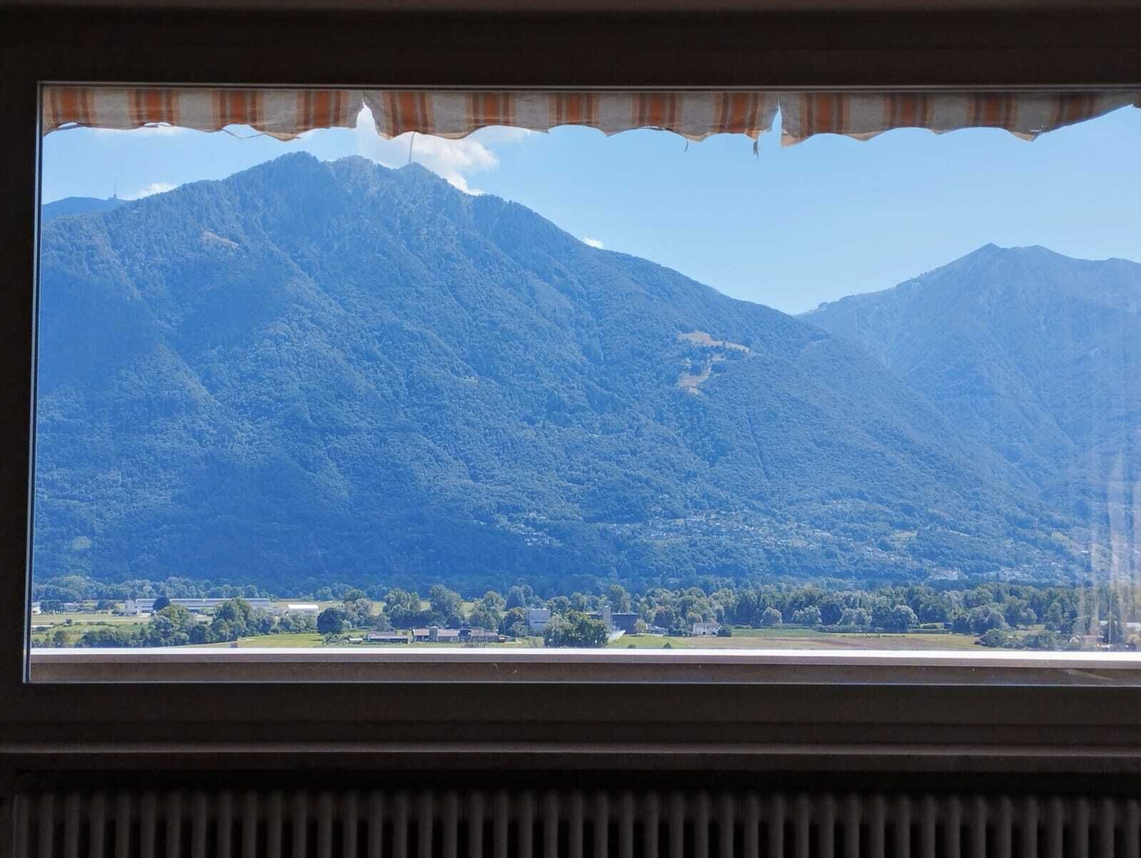 Bergblick aus einem Fenster