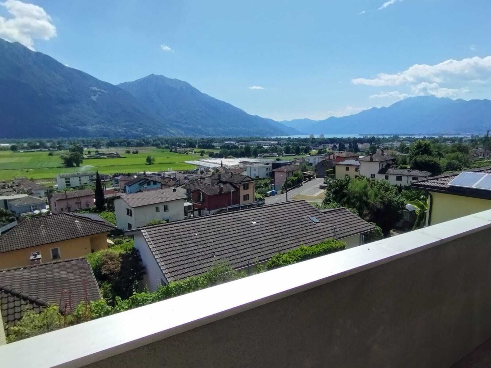Berg- und Seeblick von einem Balkon