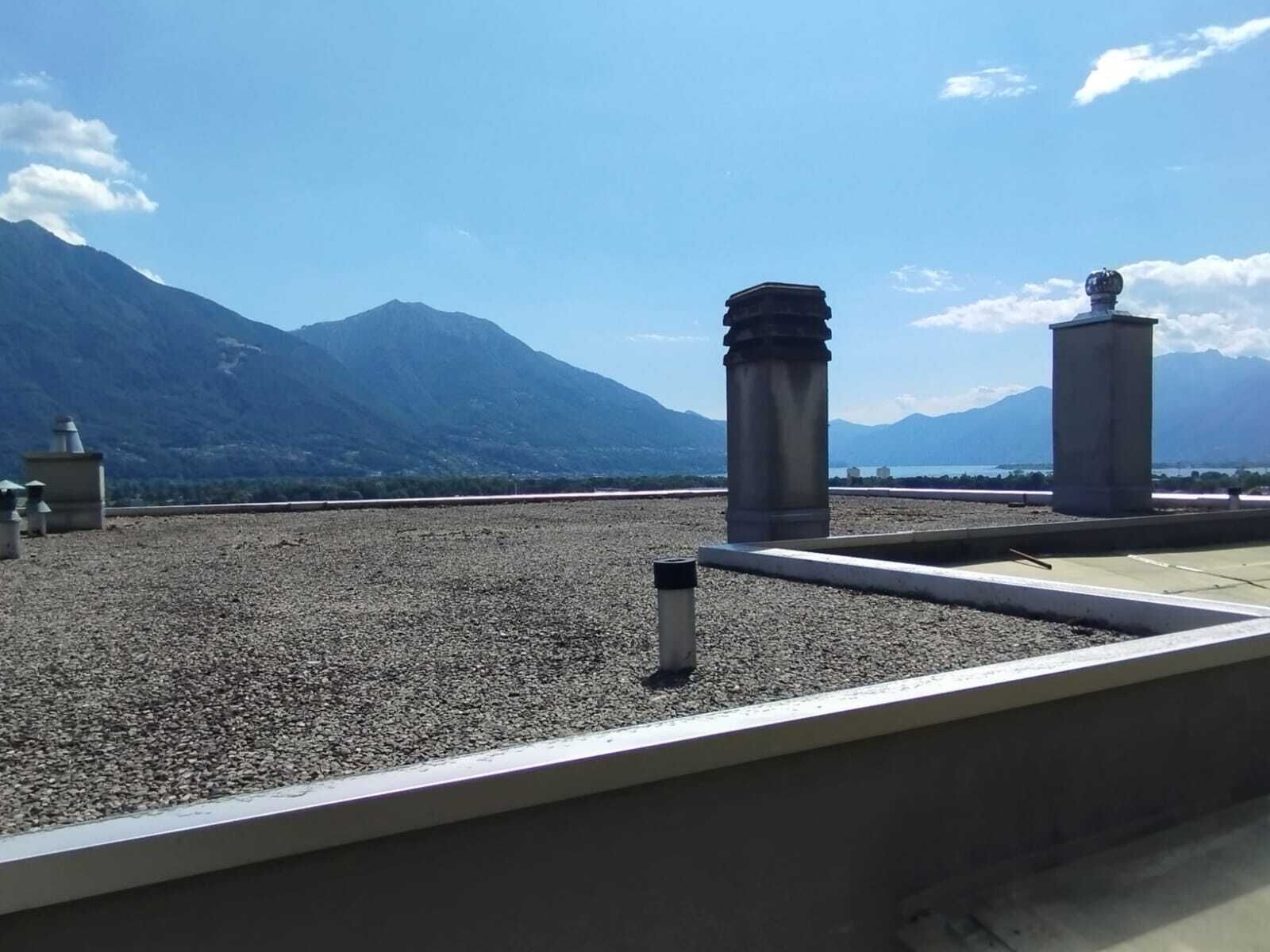 Dach mit Berg- und Seeblick