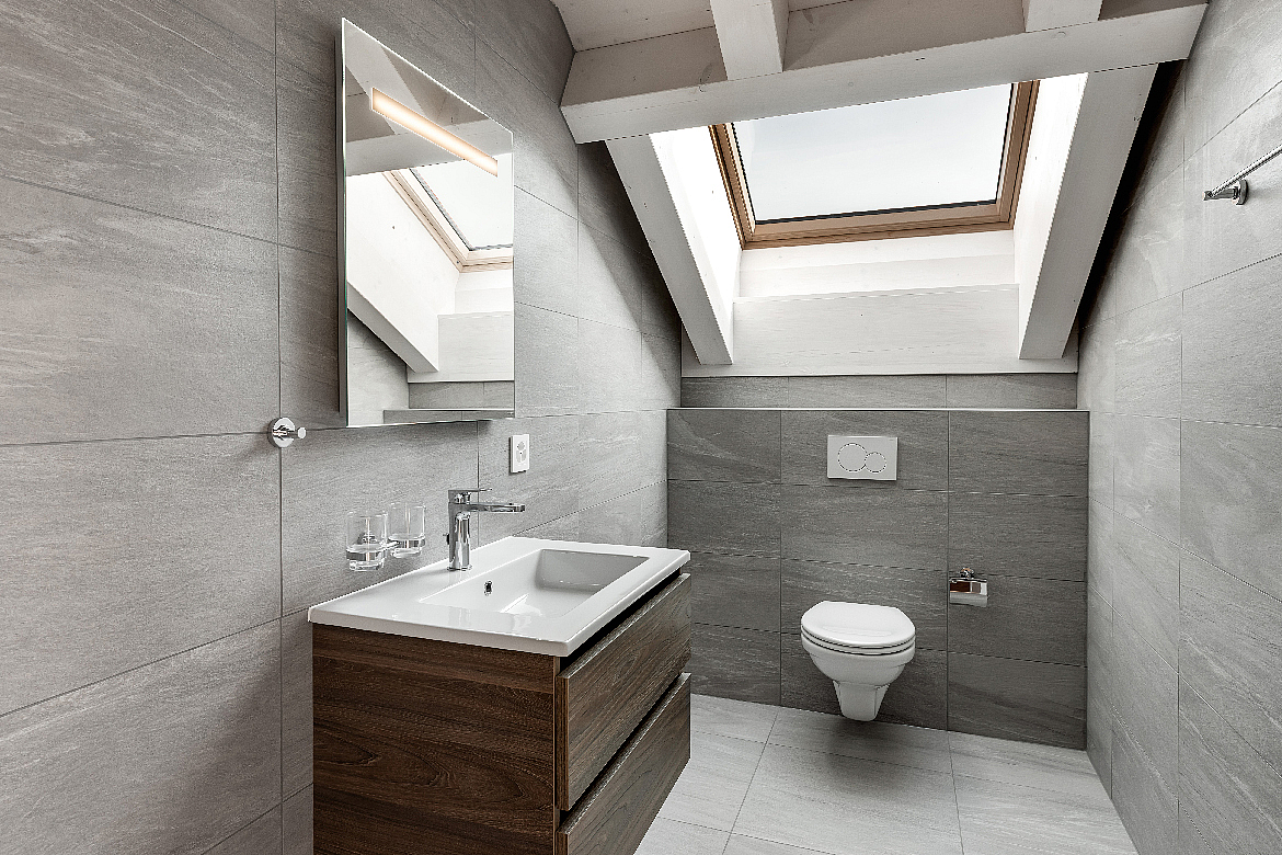 Modernes Gäste-WC mit Dachfenster