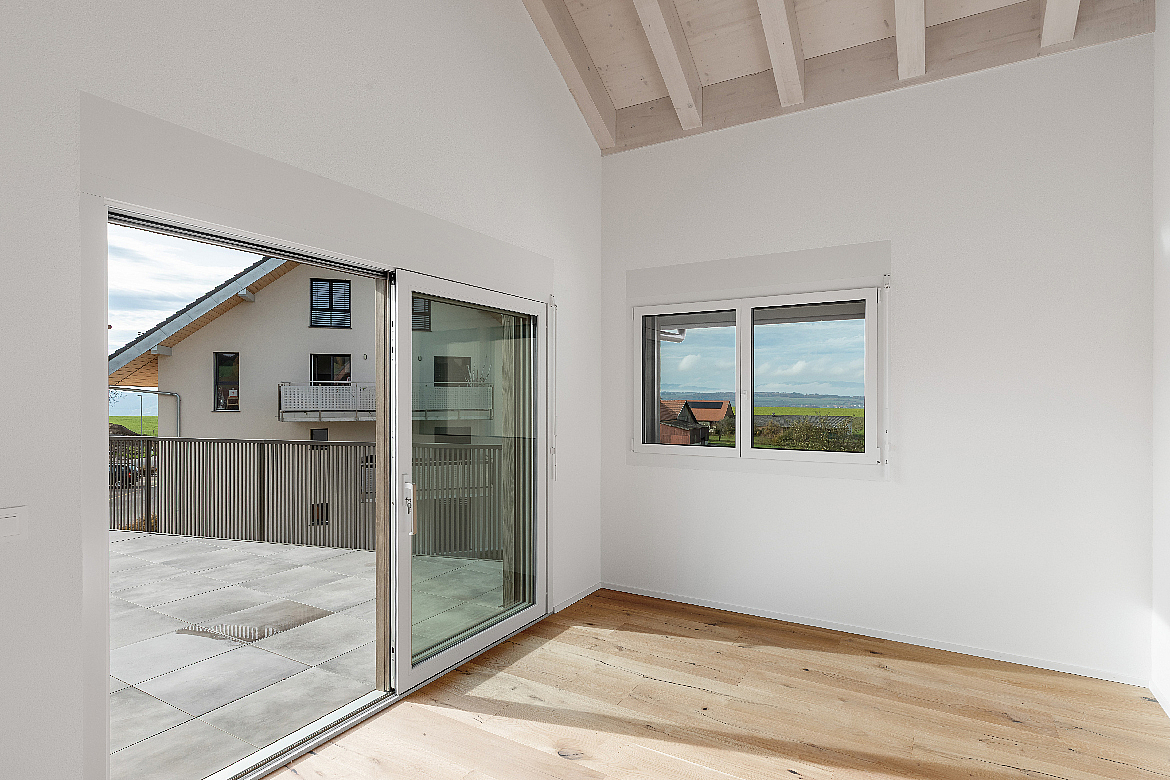 Heller Raum mit Balkonzugang und Ausblick