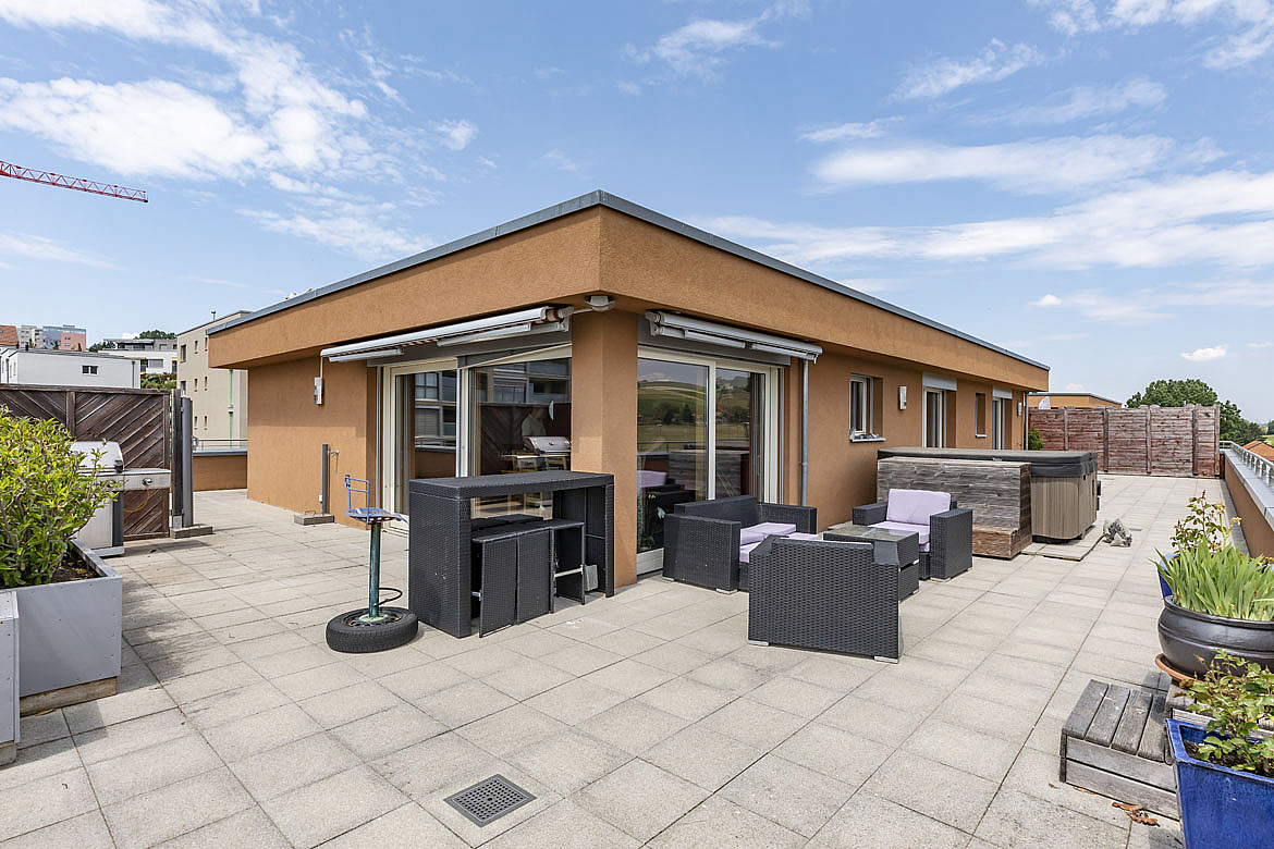 Dachterrasse mit Lounge-Möbeln und Whirlpool