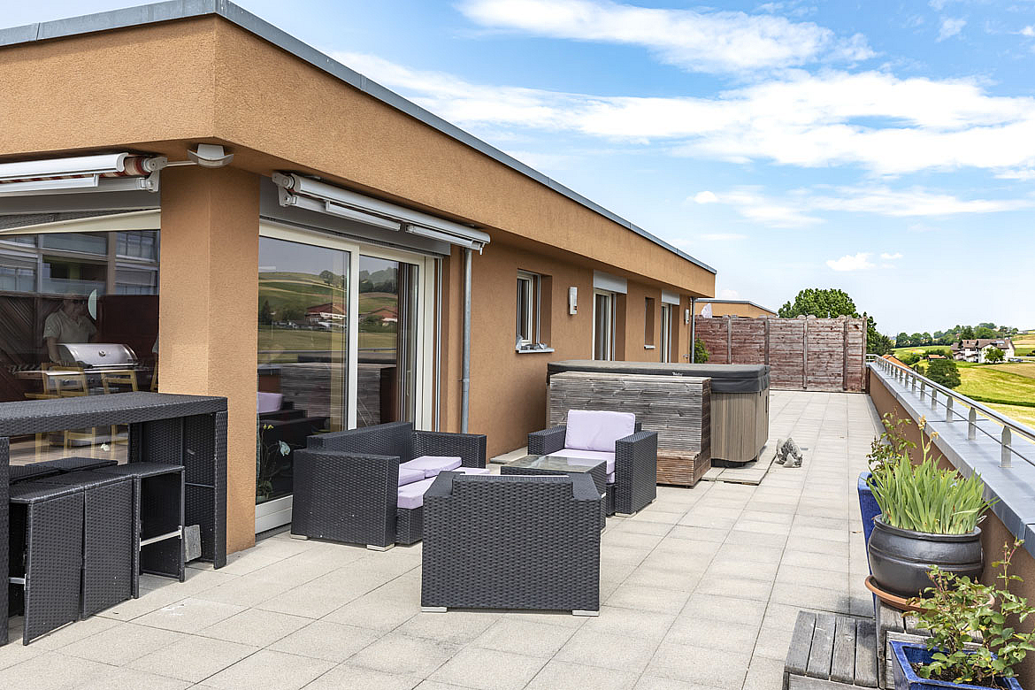 Dachterrasse mit Sitzgruppe und Whirlpool