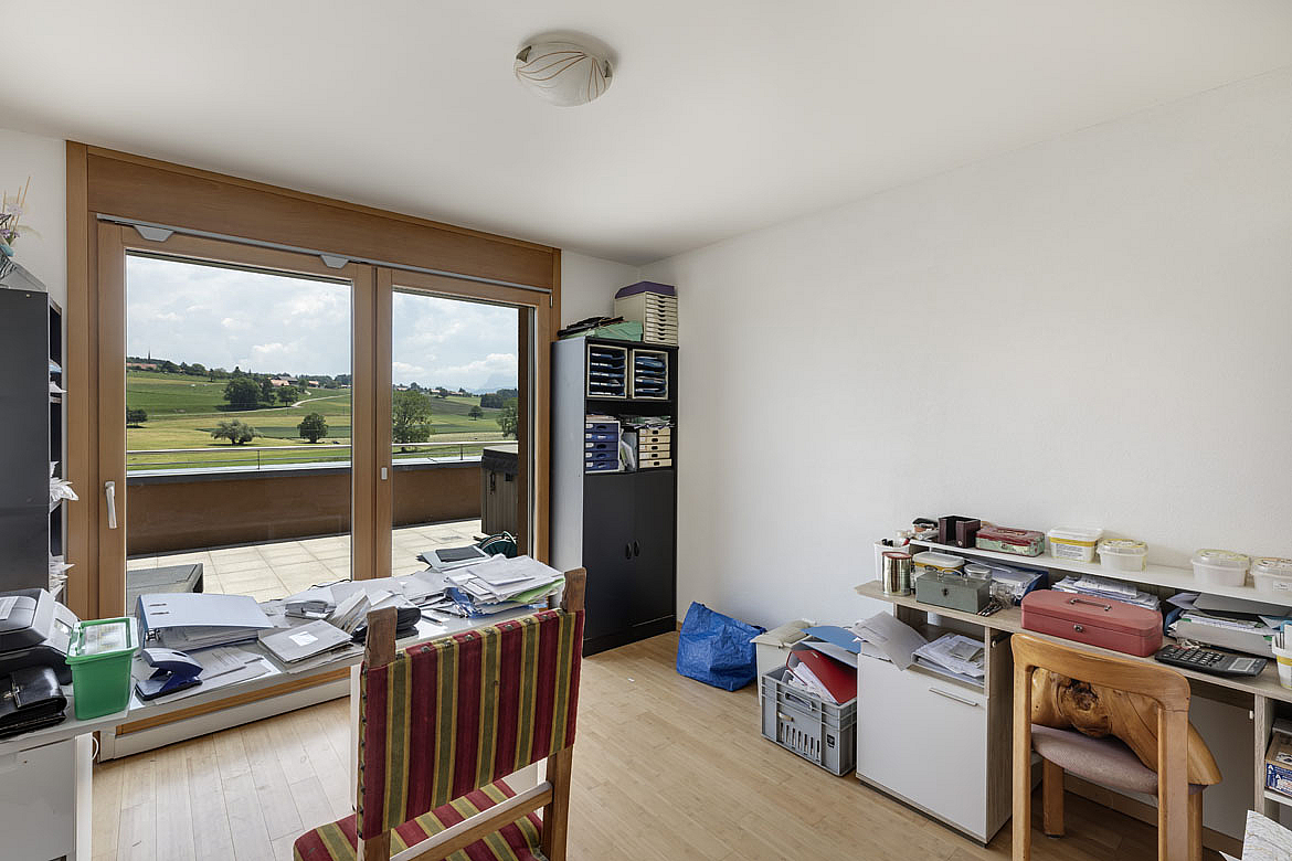 Heller Raum mit Balkonblick und Arbeitsecke