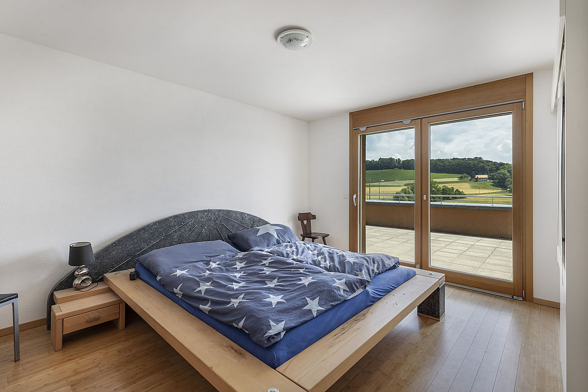 Schlafzimmer mit Balkonblick