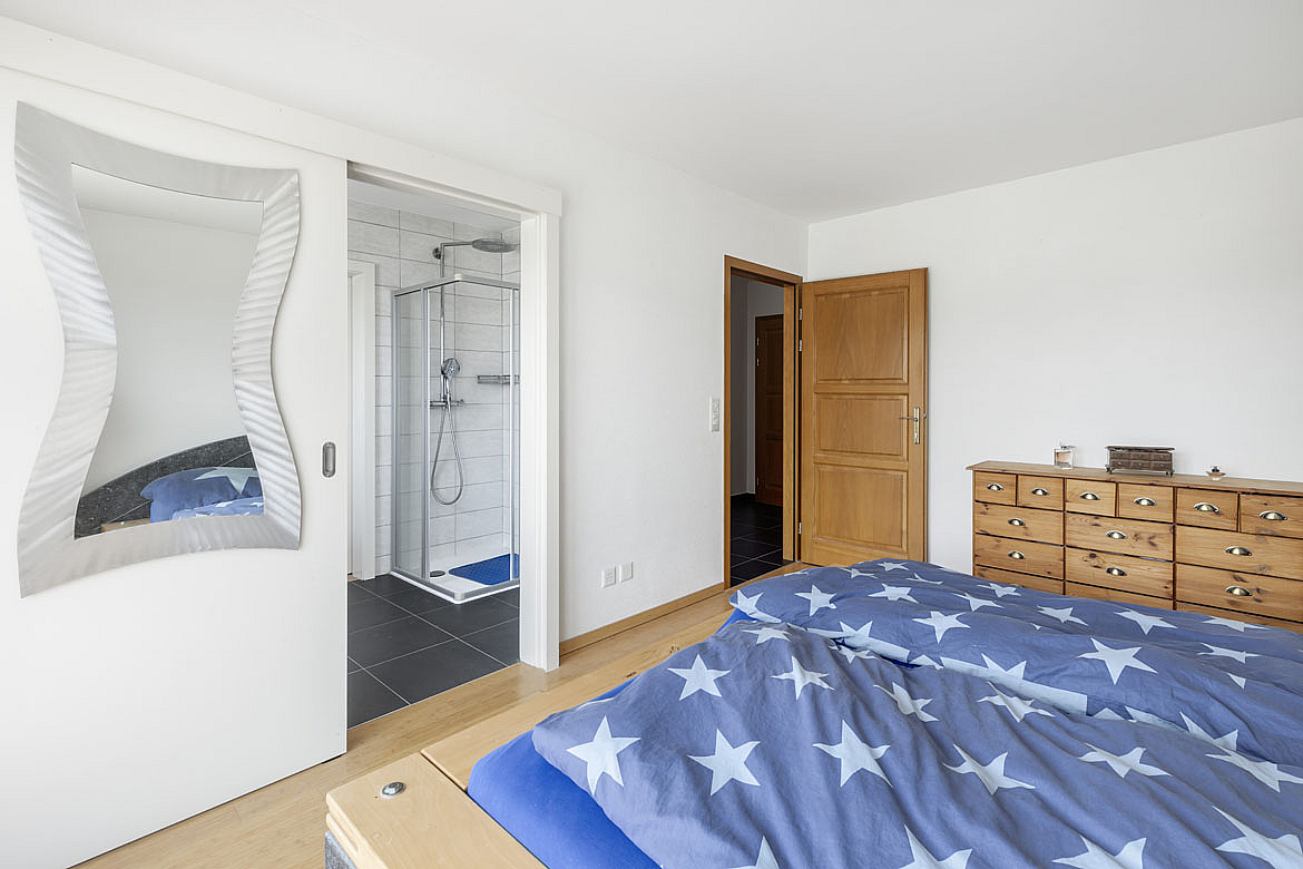 Schlafzimmer mit angeschlossenem Bad