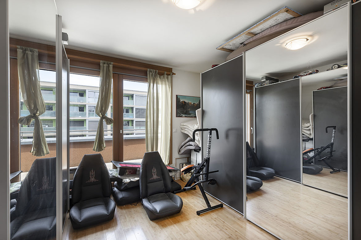 Schlafzimmer mit Balkon und großen Schrankfronten