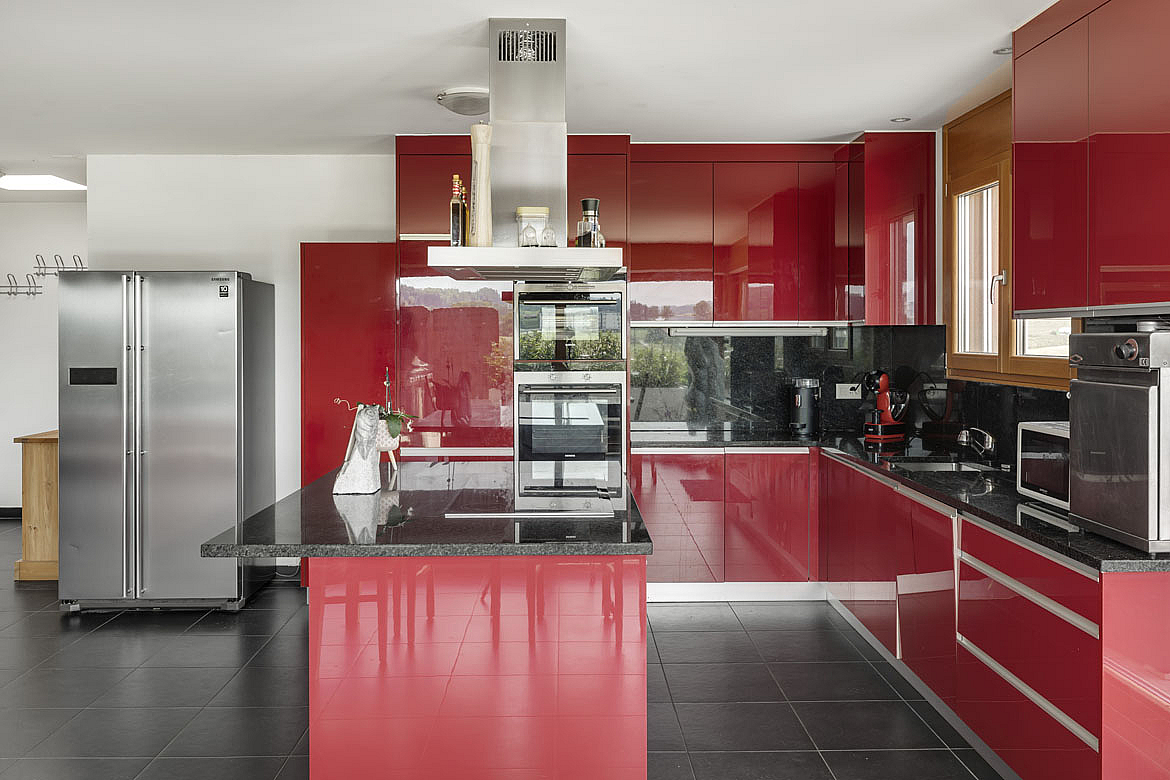 Moderne rote Küche mit Kochinsel